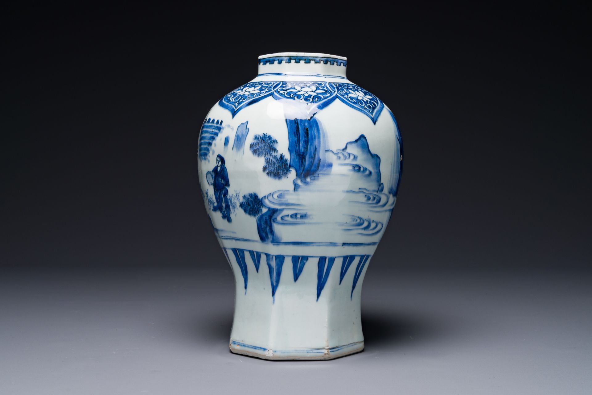 A Chinese blue and white octagonal 'Jia Guan Jin Jue åŠ å®˜æ™‰çˆµ' vase, Transitional period - Bild 2 aus 7