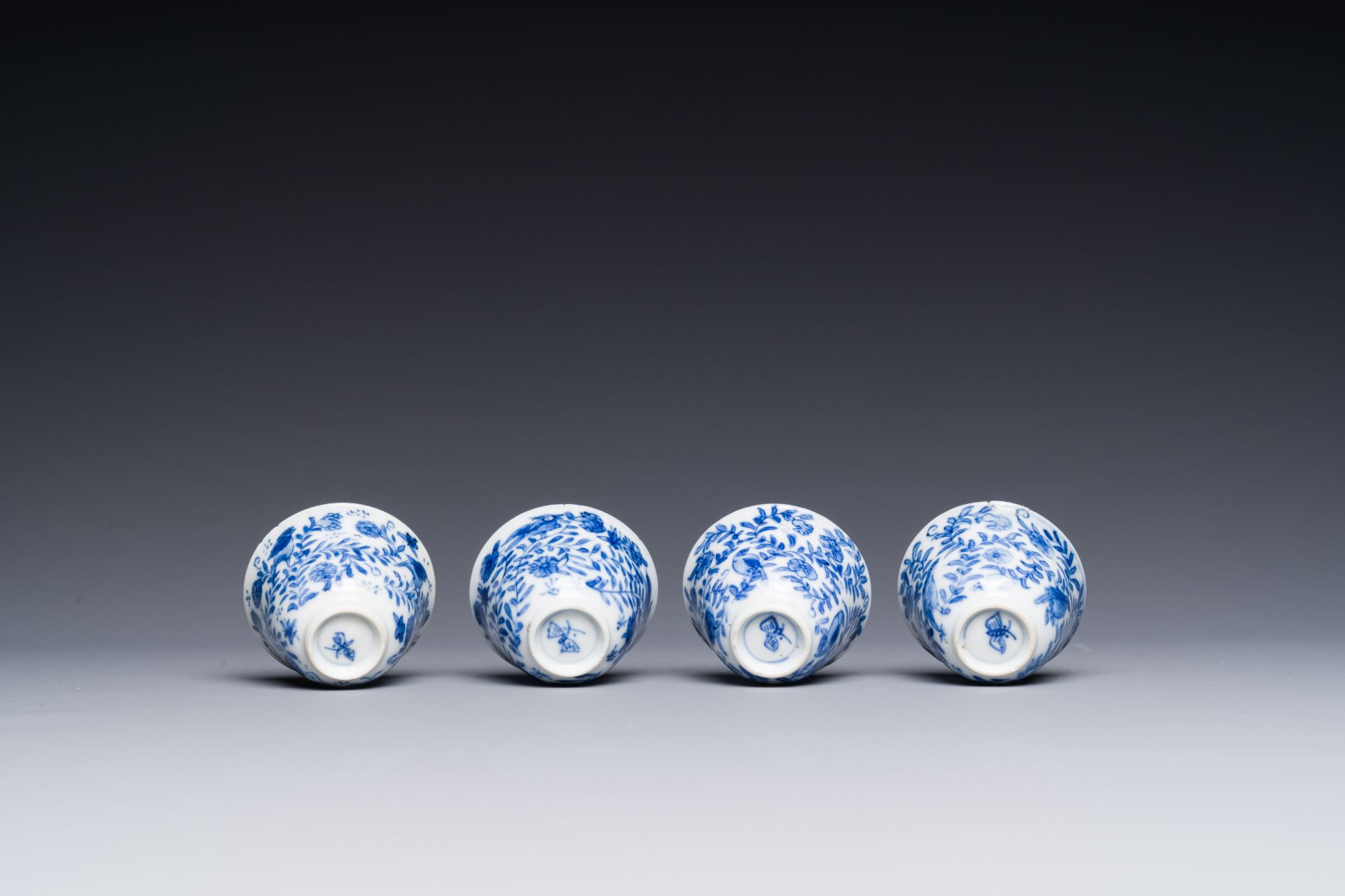 Four Chinese blue and white miniature cups and saucers, butterfly mark, Kangxi - Bild 4 aus 6