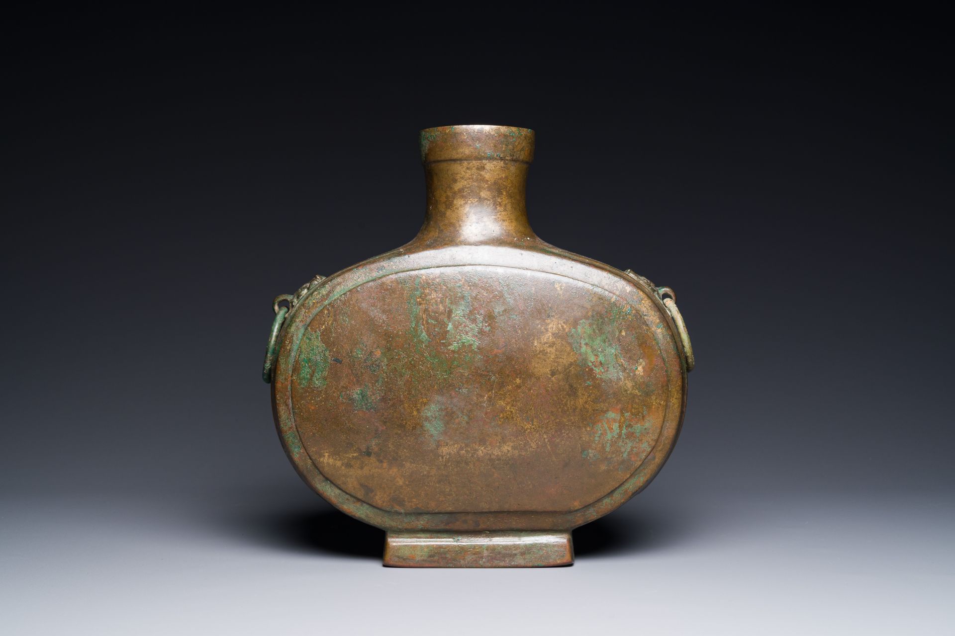 A Chinese archaic bronze vessel, 'Bianhu', Han - Image 2 of 7