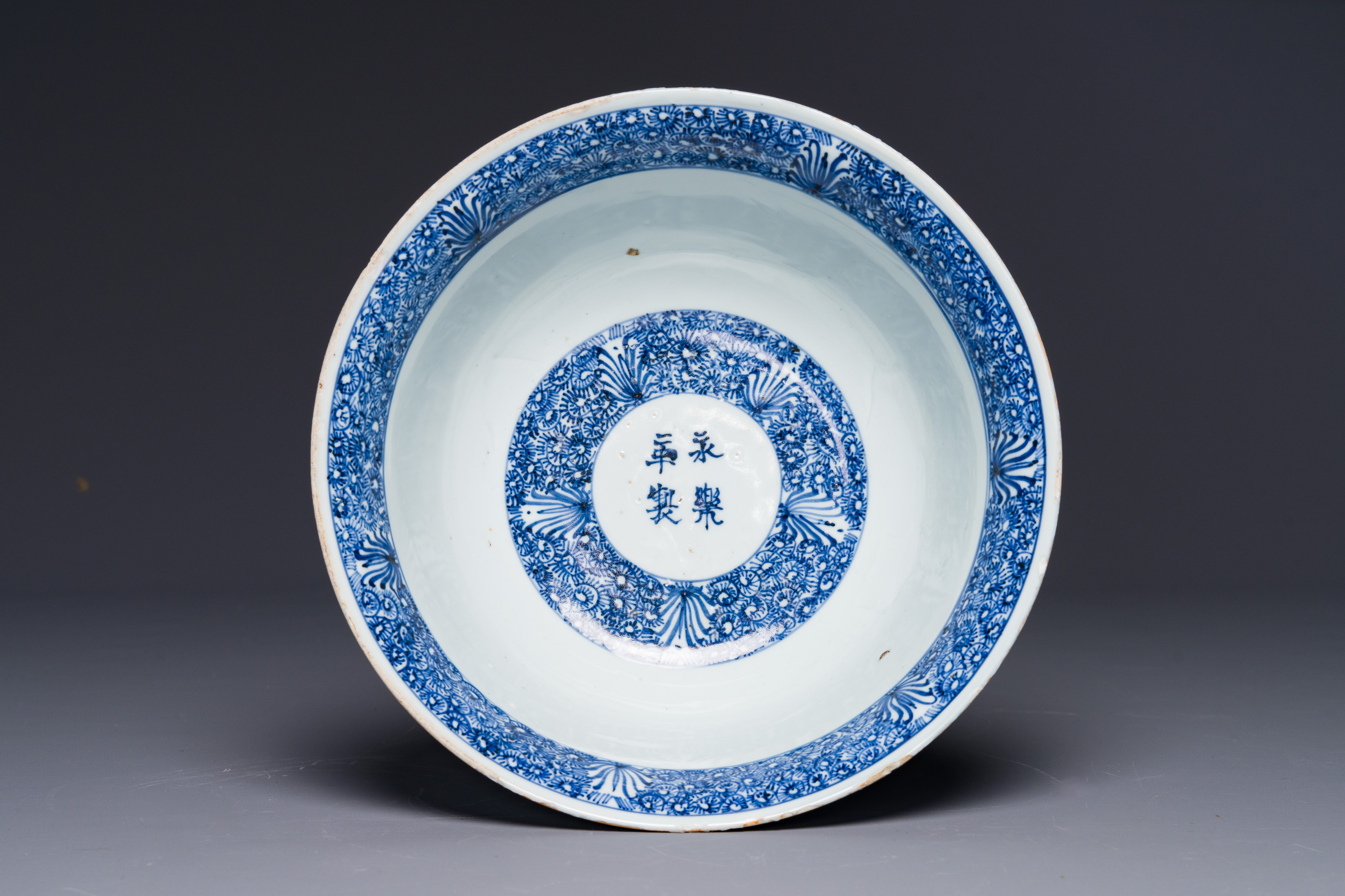 A Chinese blue and white 'Ode to the Red Cliff' bowl, Transitional period - Image 3 of 4