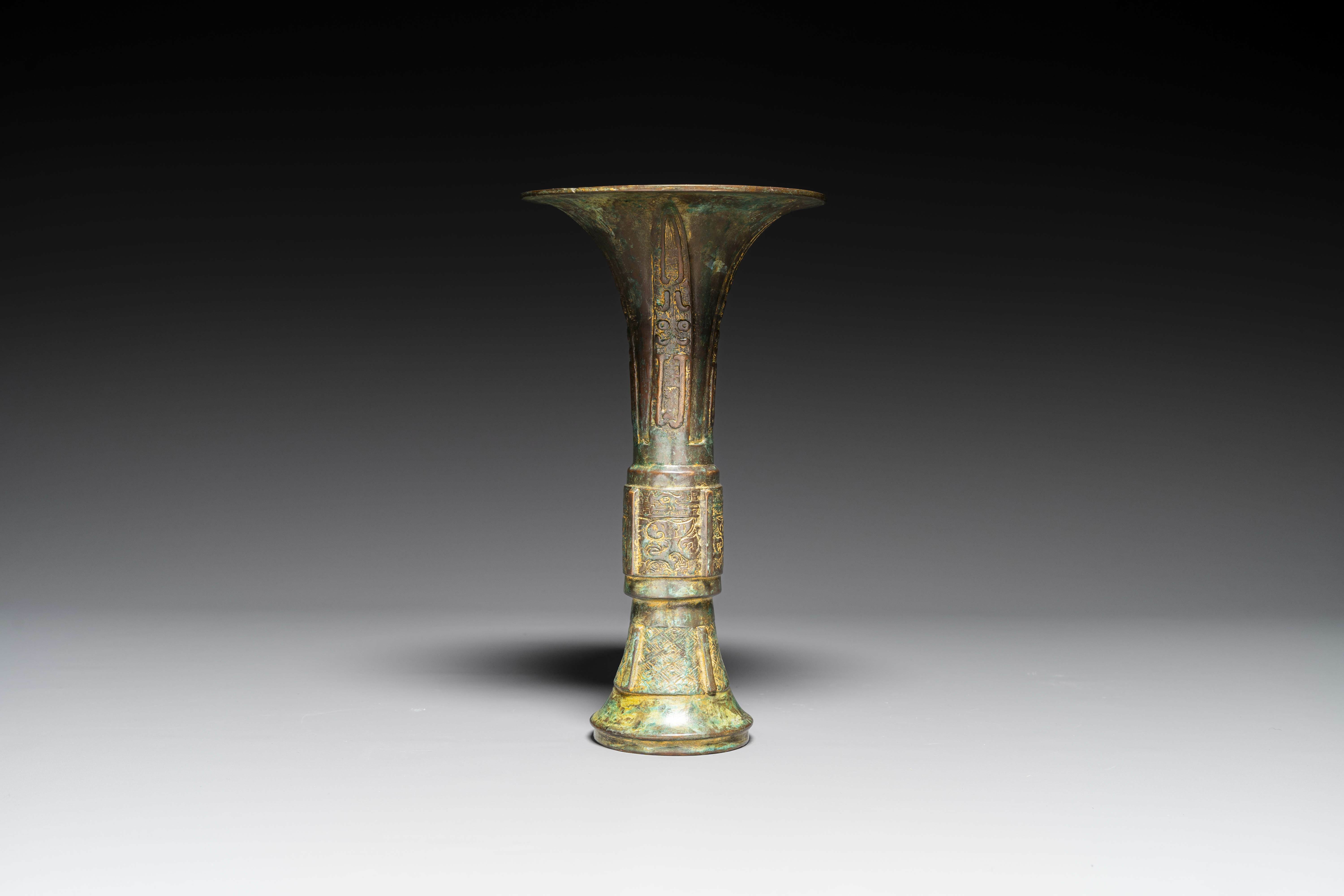 A Chinese bronze Shang-style 'gu' vase on wooden stand, 19/20th C. - Bild 4 aus 15