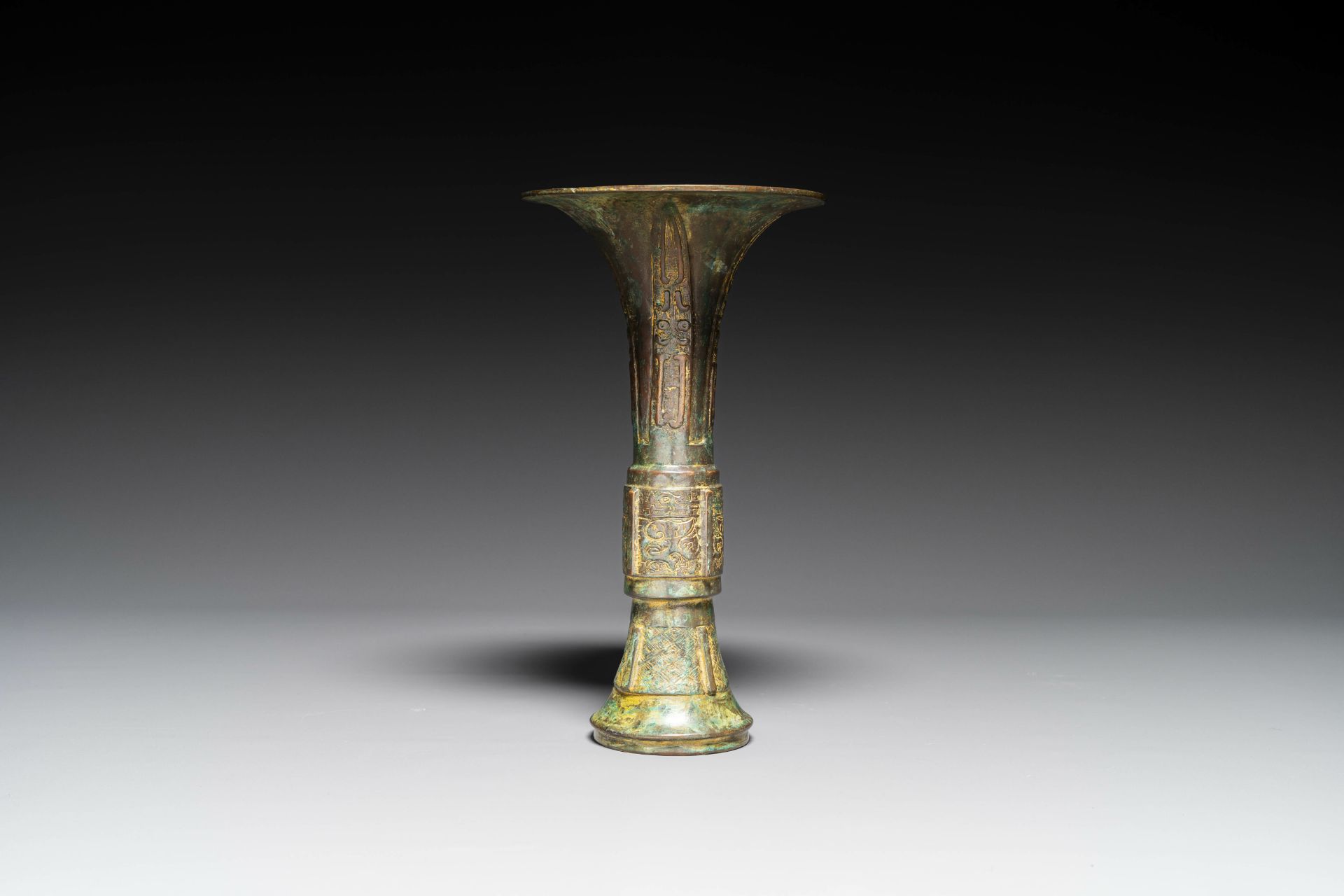A Chinese bronze Shang-style 'gu' vase on wooden stand, 19/20th C. - Image 4 of 15
