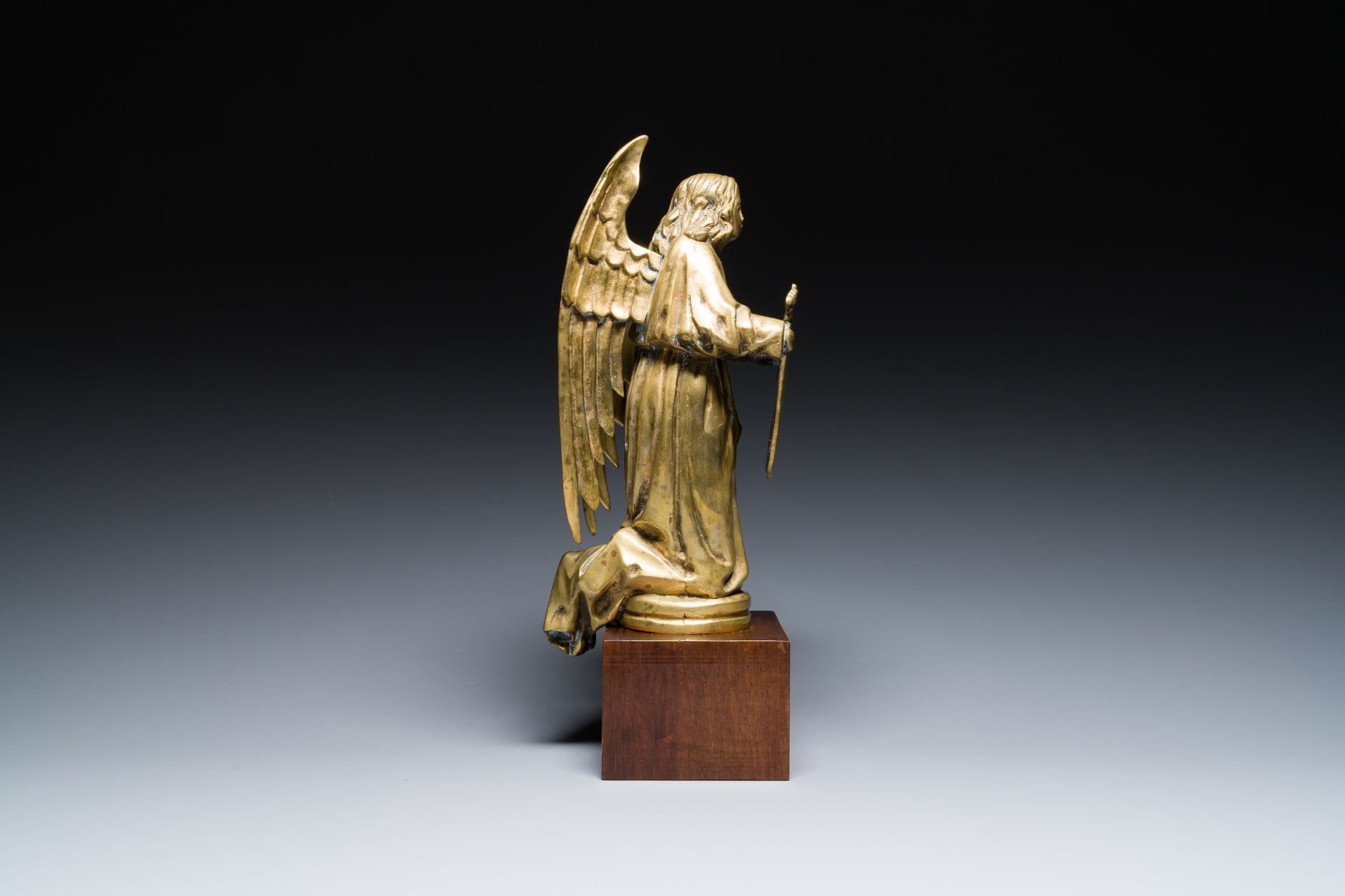 A Flemish brass sculpture of a winged angel with shield, 19th C. - Bild 5 aus 19