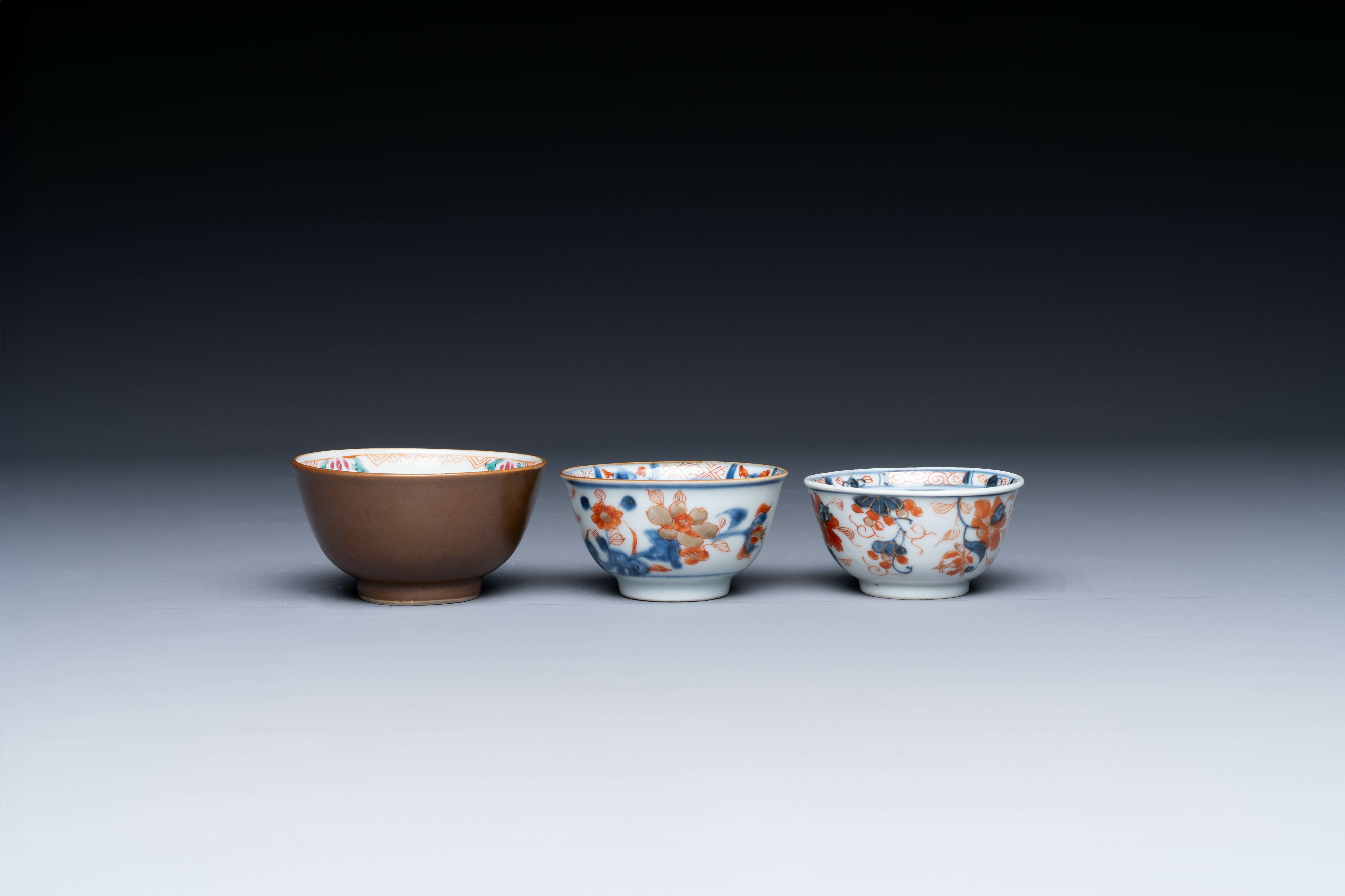 A varied collection of Chinese famille rose and Imari-style porcelain, Yongzheng and later - Image 10 of 21