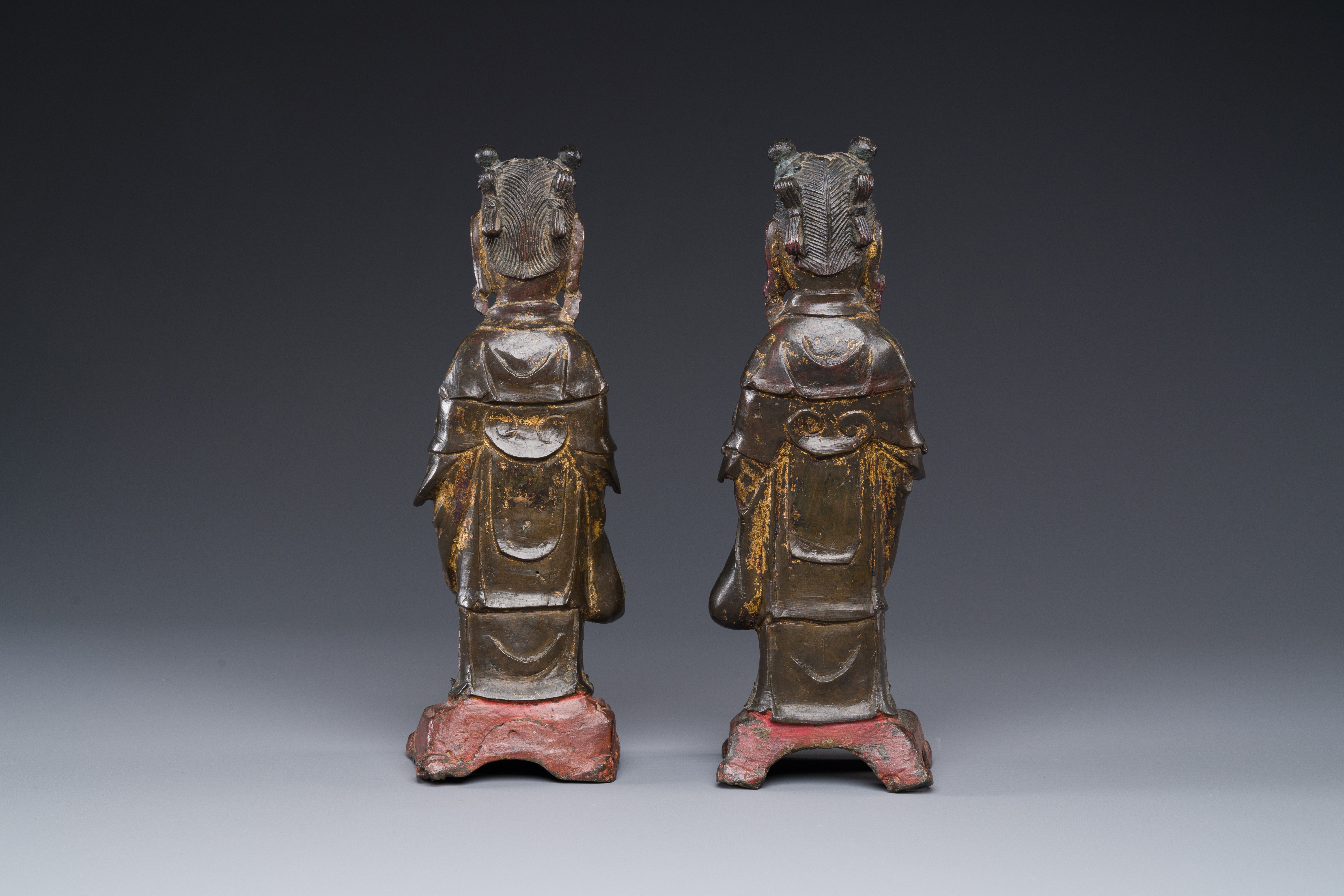 A pair of Chinese partly lacquered and gilt bronze figures of female attendants, Ming - Image 9 of 12