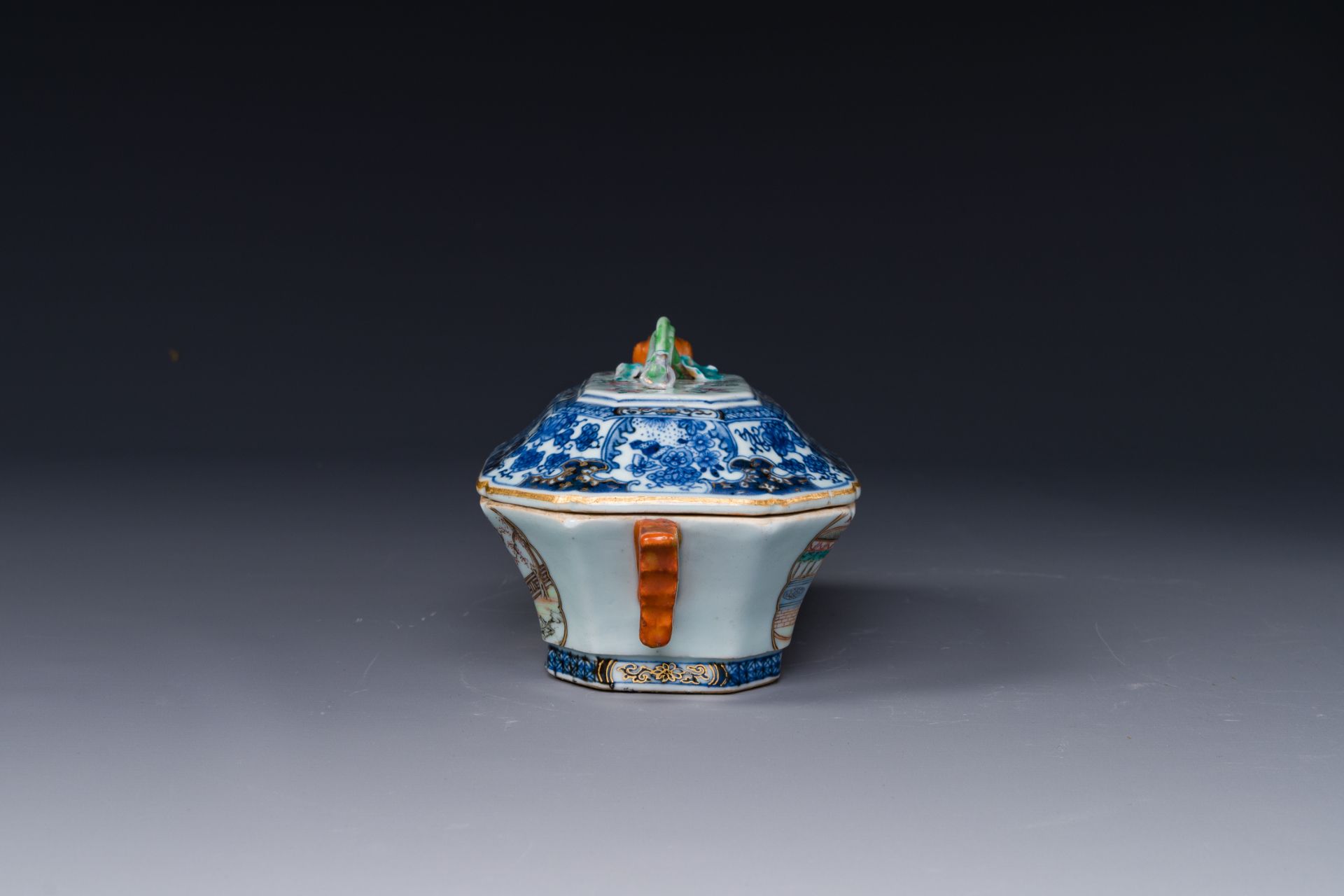 A Chinese Canton famille rose 'mandarin subject' tureen and cover on stand and a teapot and cover, Q - Bild 6 aus 14