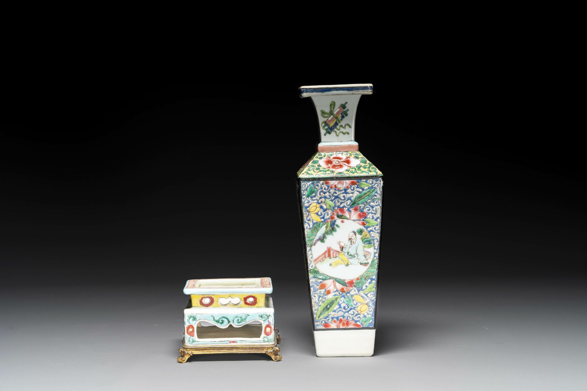 A square Chinese famille rose vase and stand with gilt bronze mount, Yongzheng - Bild 5 aus 7