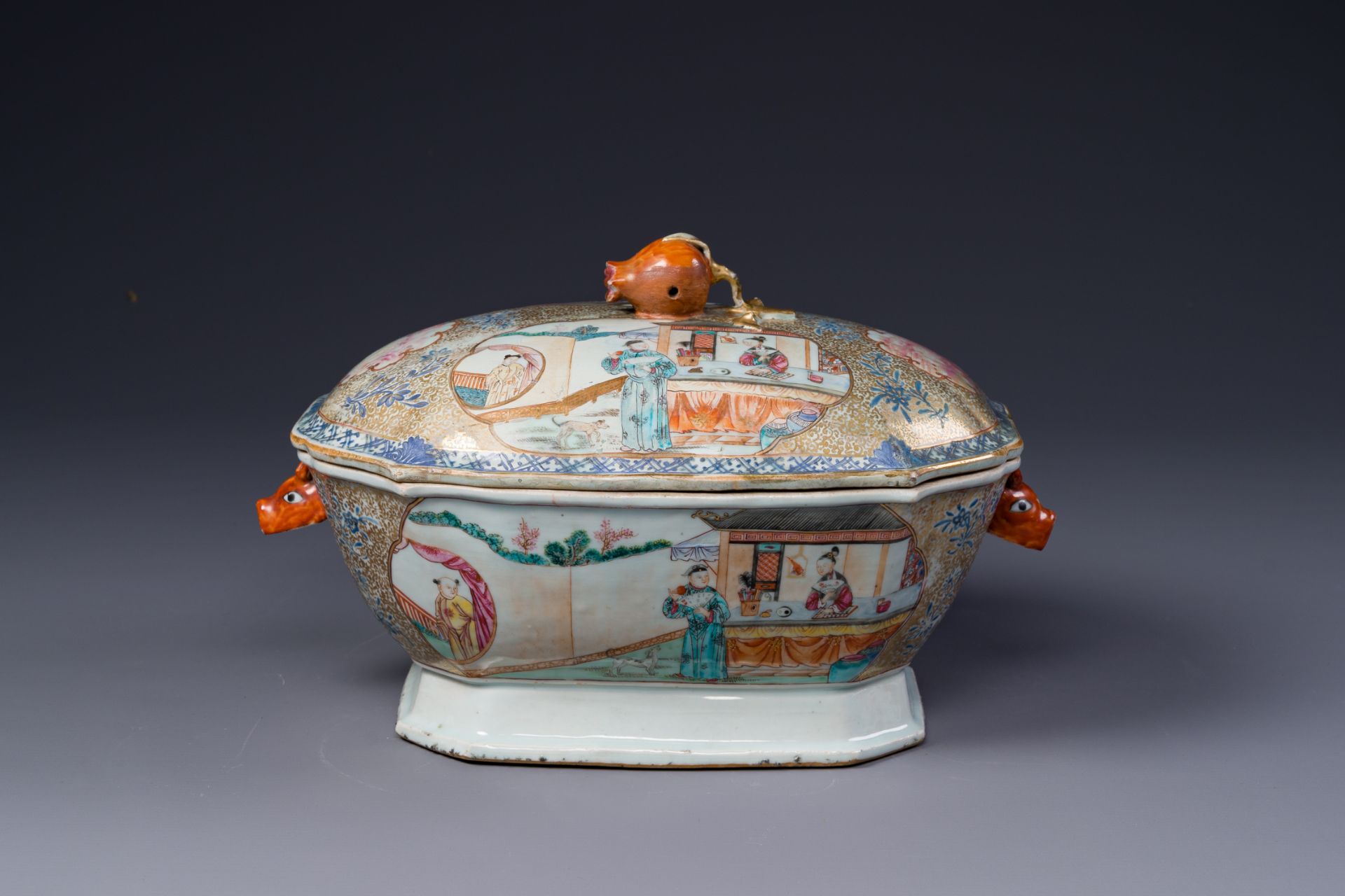 A Chinese Canton famille rose 'mandarin subject' tureen, cover and stand, Qianlong - Bild 4 aus 9