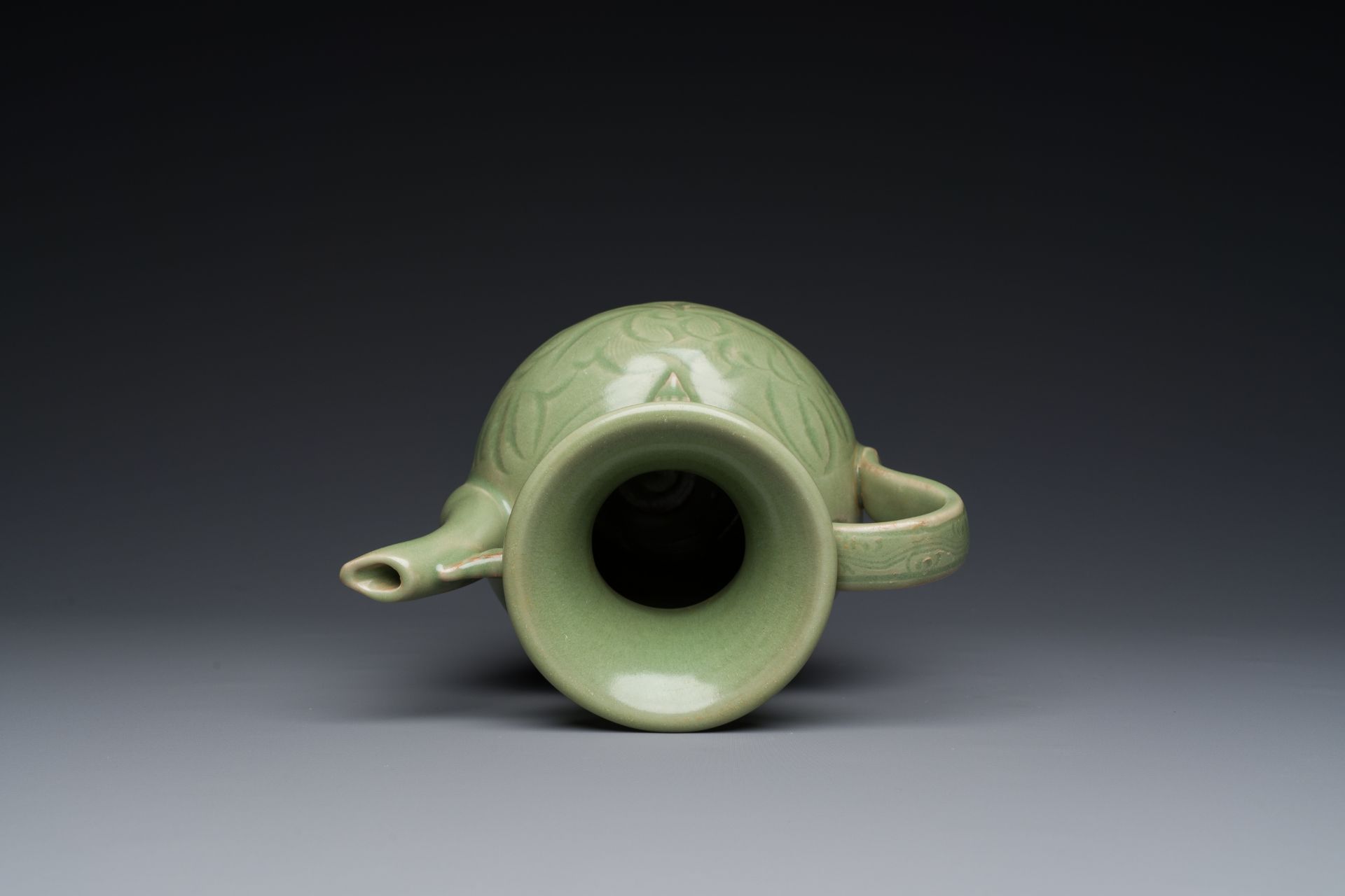A Chinese Longquan celadon wine ewer with anhua design, Yuan/Ming - Image 6 of 7
