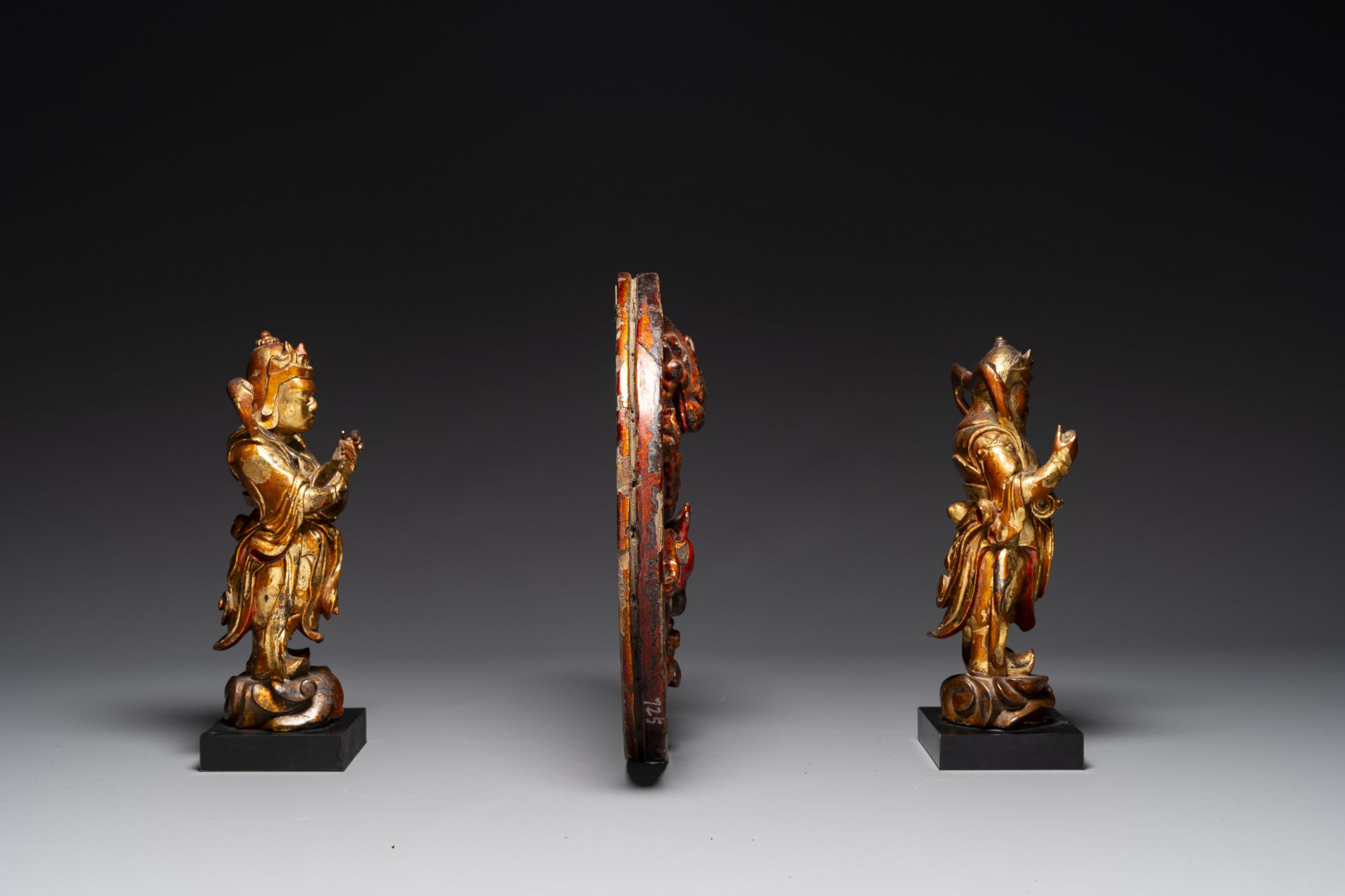 A pair of Chinese gilt-lacquered wooden guardians and a round 'dragon' plaque, 19th C. - Image 4 of 6