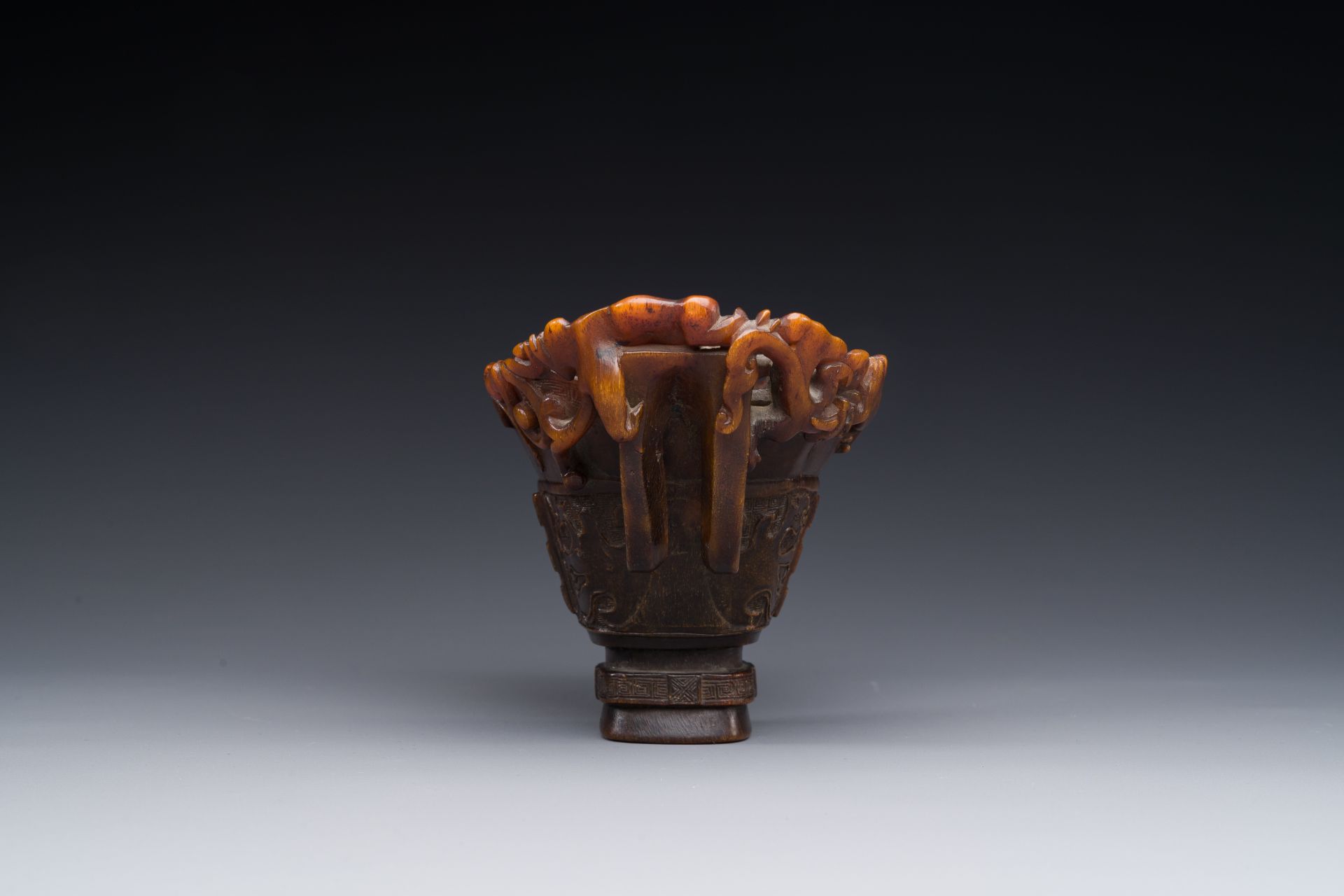 A Chinese carved rhinoceros horn 'libation cup' with chilong design, 17/18th C. - Bild 4 aus 8