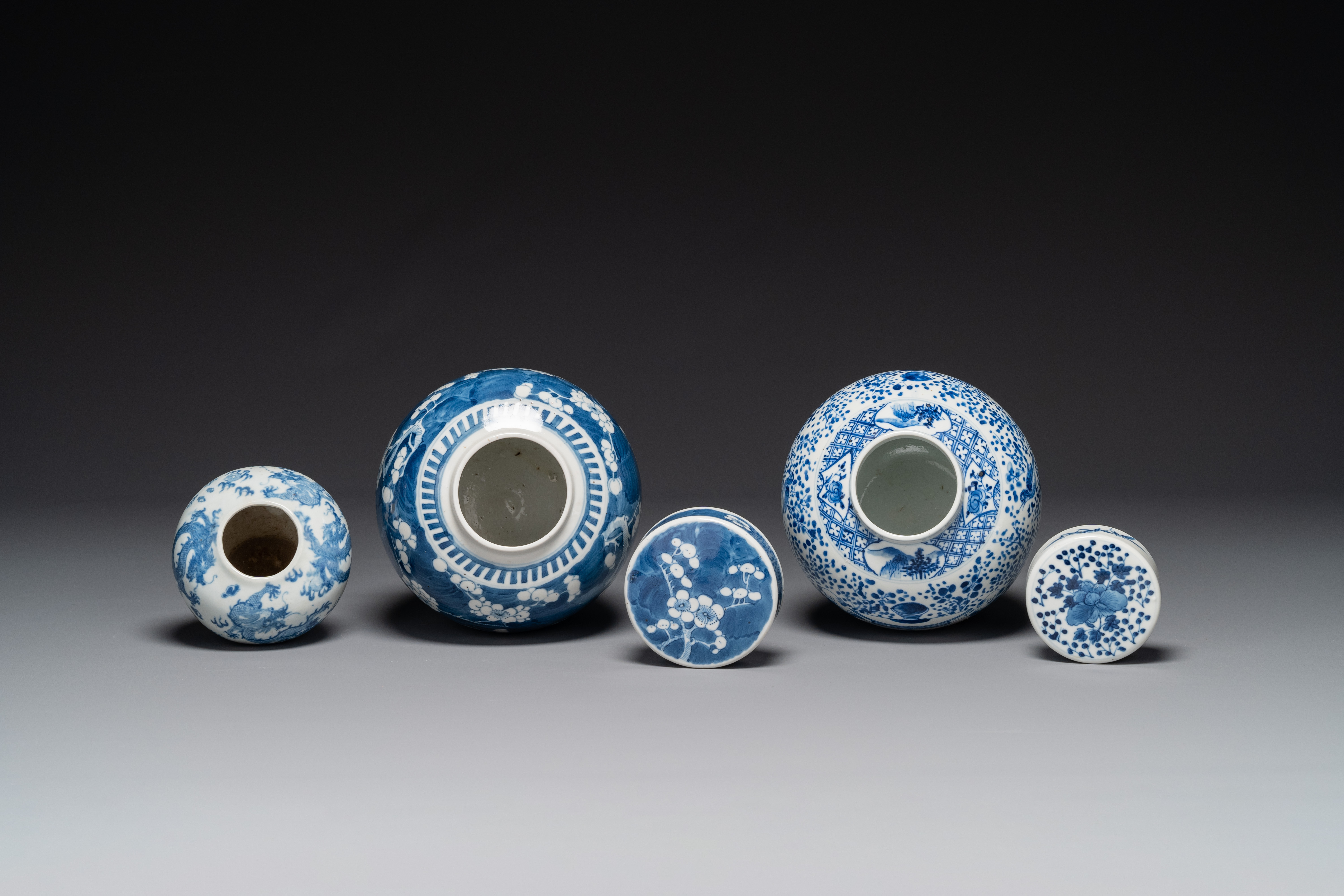A pair of Chinese blue and white covered vases and three jars, 19th C. - Image 3 of 6