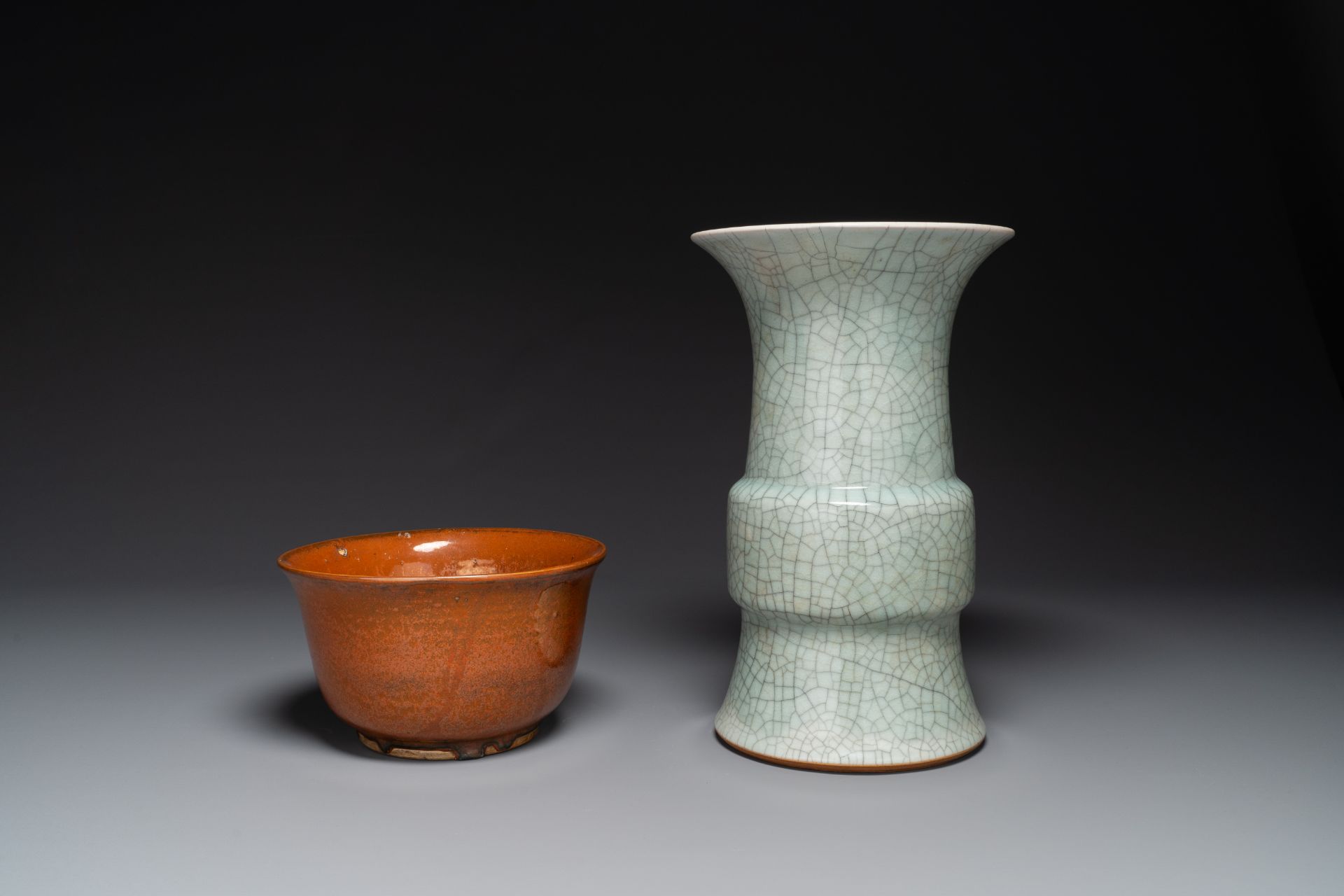 A Chinese ge-type 'gu' vase and an iron-rust-glazed bowl, 19th C. - Bild 2 aus 4