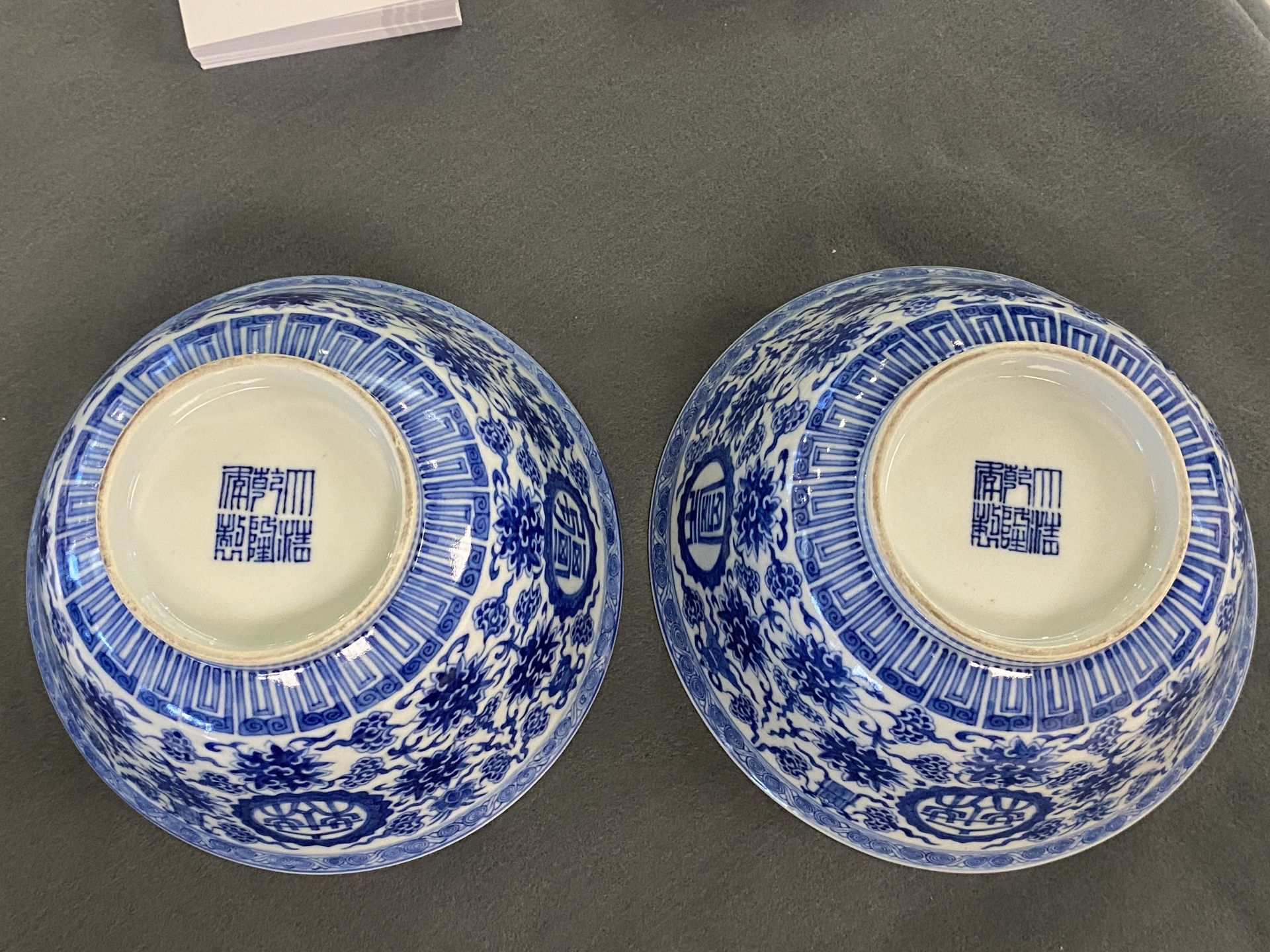 A pair of Chinese blue and white 'wan shou wu jiang' bowls, Qianlong mark and of the period - Bild 19 aus 40