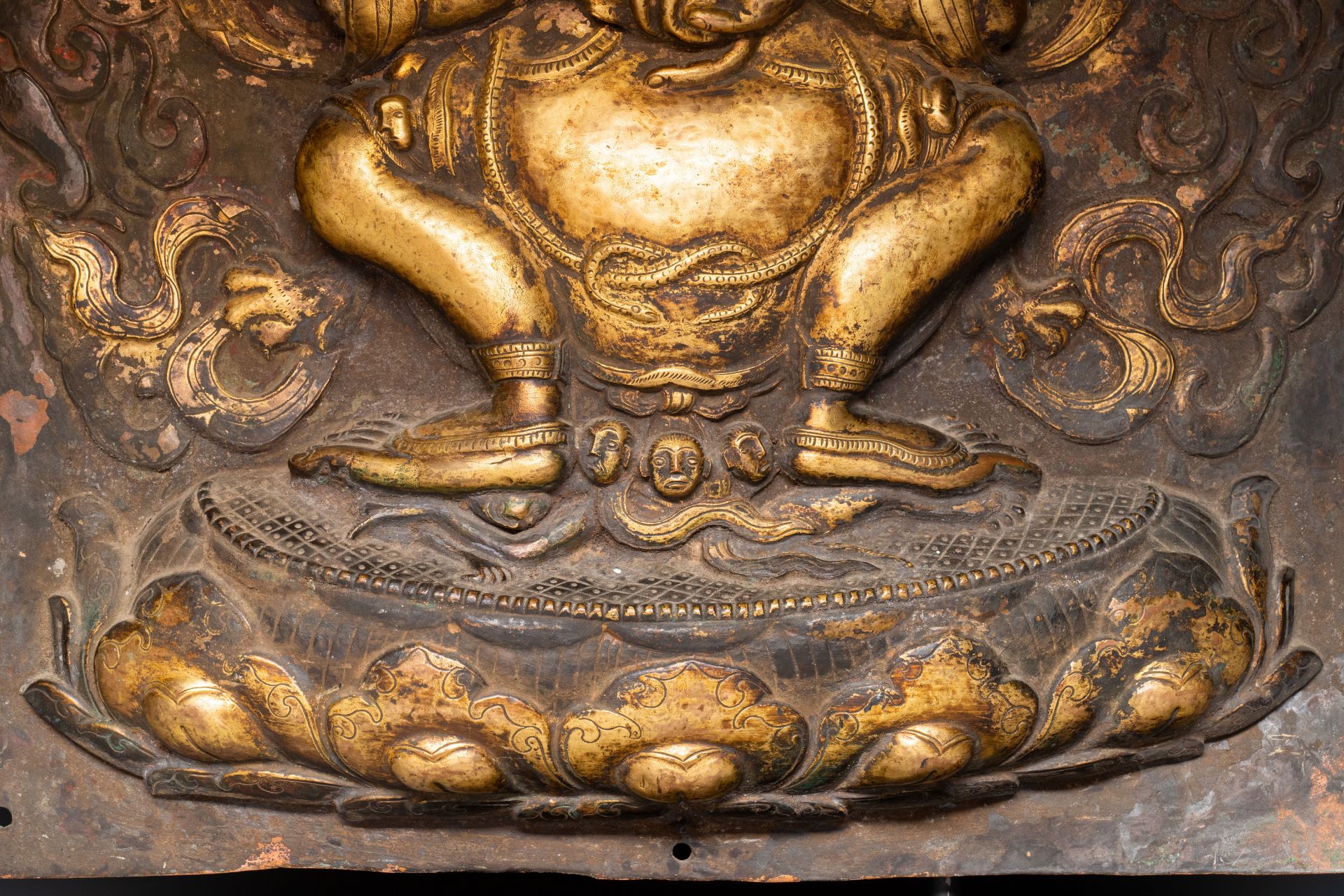 A Tibetan gilt copper 'Mahakala' plaque, 19th C. - Bild 6 aus 10