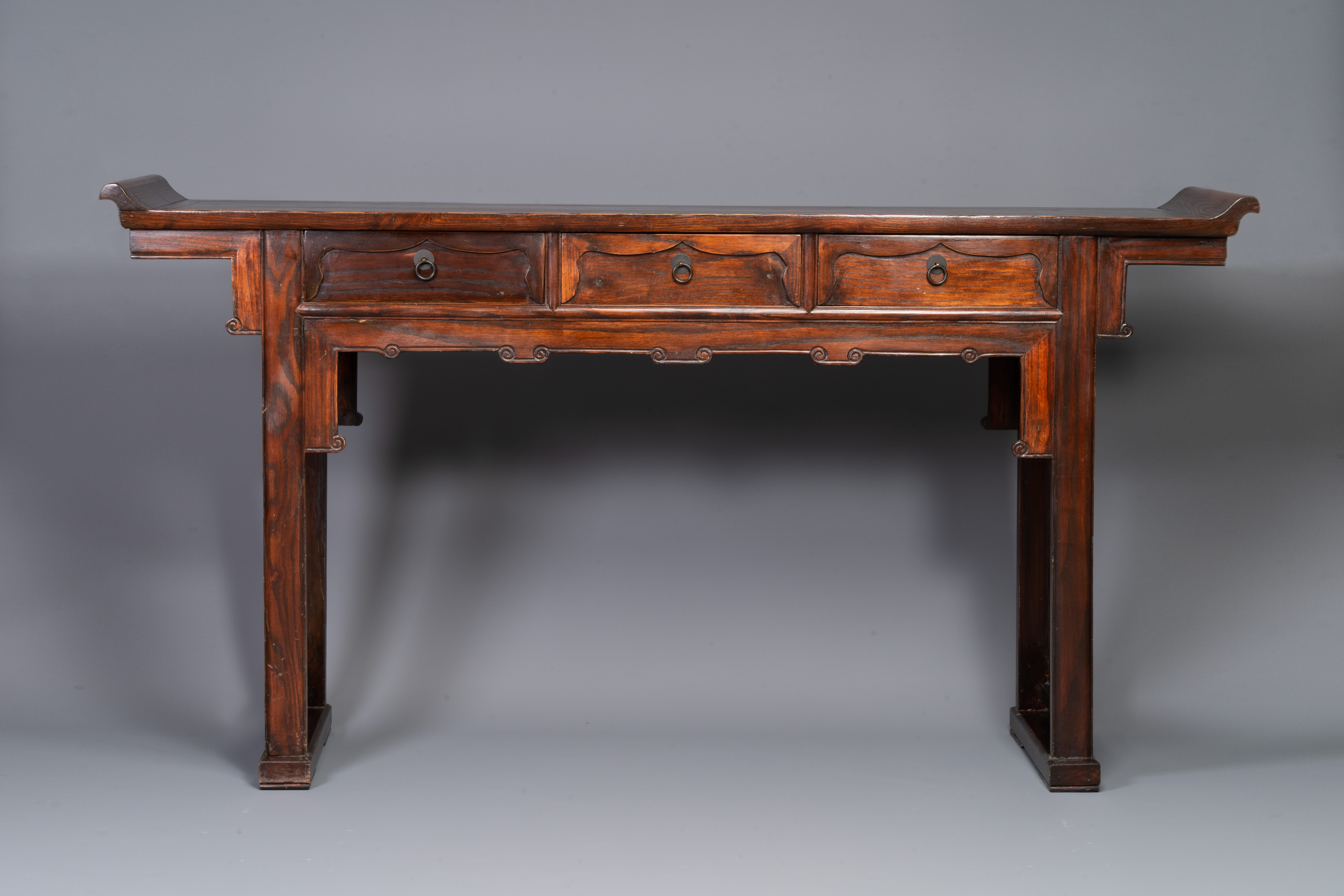 A Chinese wooden three-drawer console table, 19/20th C. - Image 3 of 6