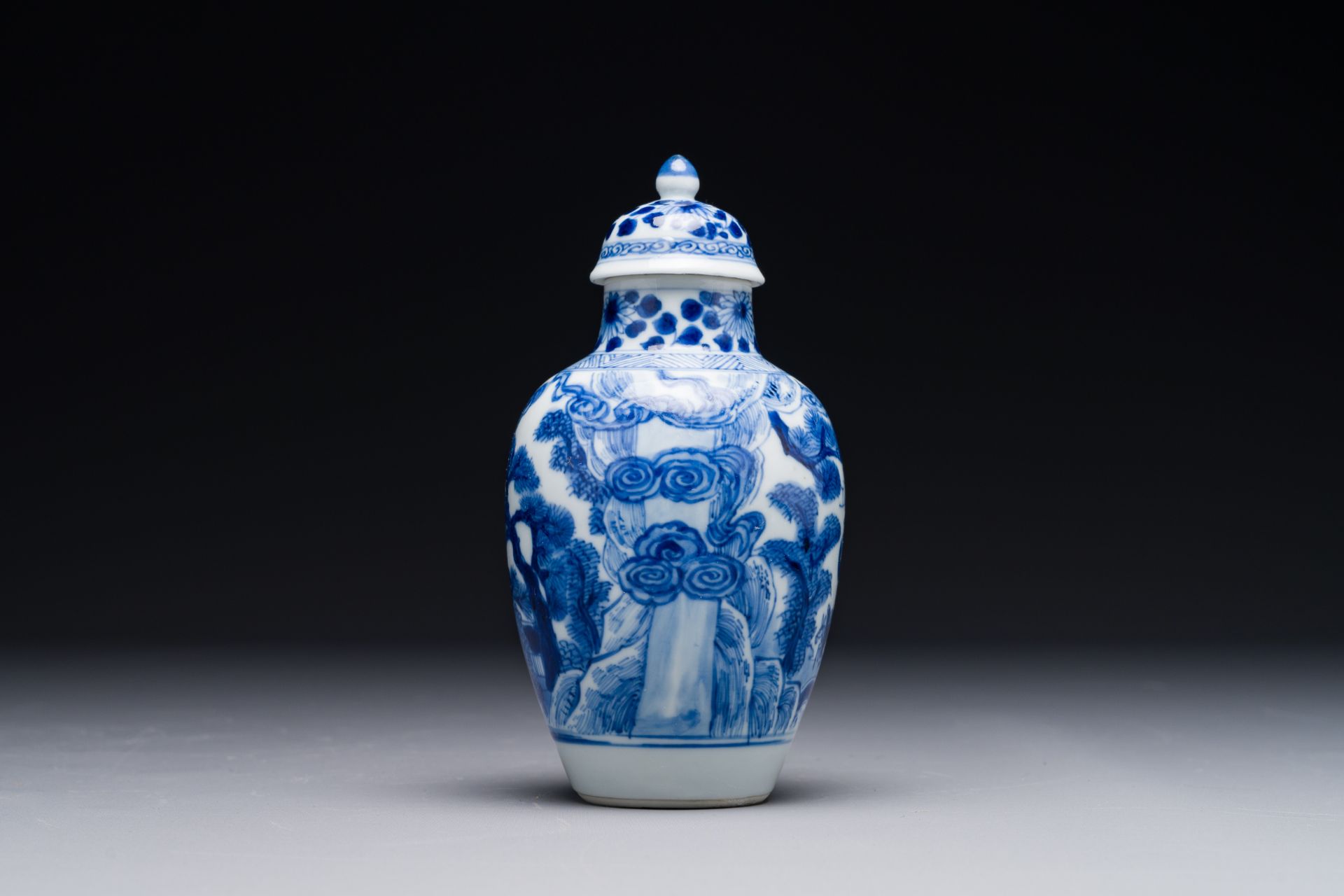 A Chinese blue and white covered vase with fishermen in a river landscape, jade mark, Kangxi - Bild 4 aus 7