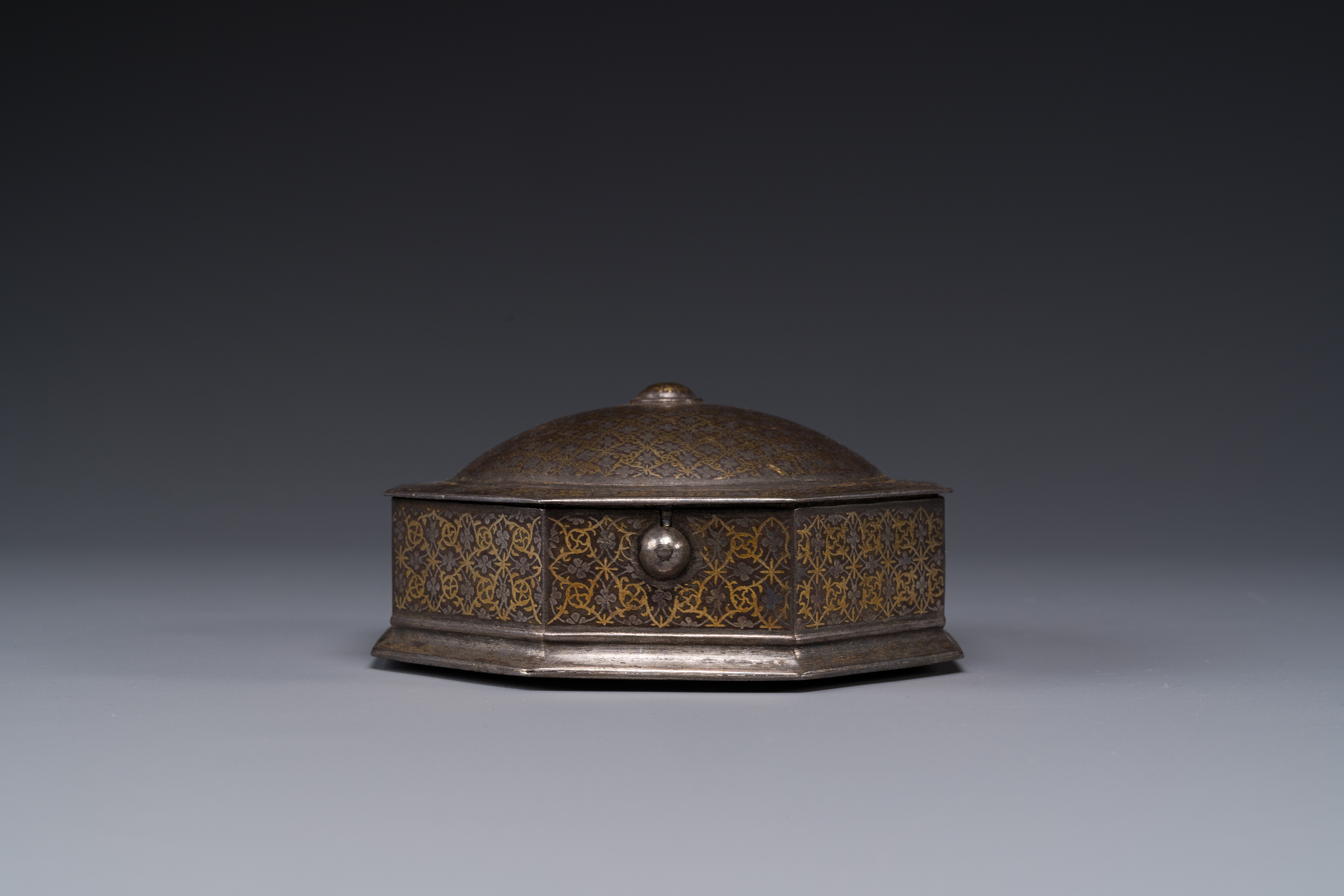 A Iranian octagonal parcel-gilt and silver inlaid box, 18/19th C. - Image 3 of 6