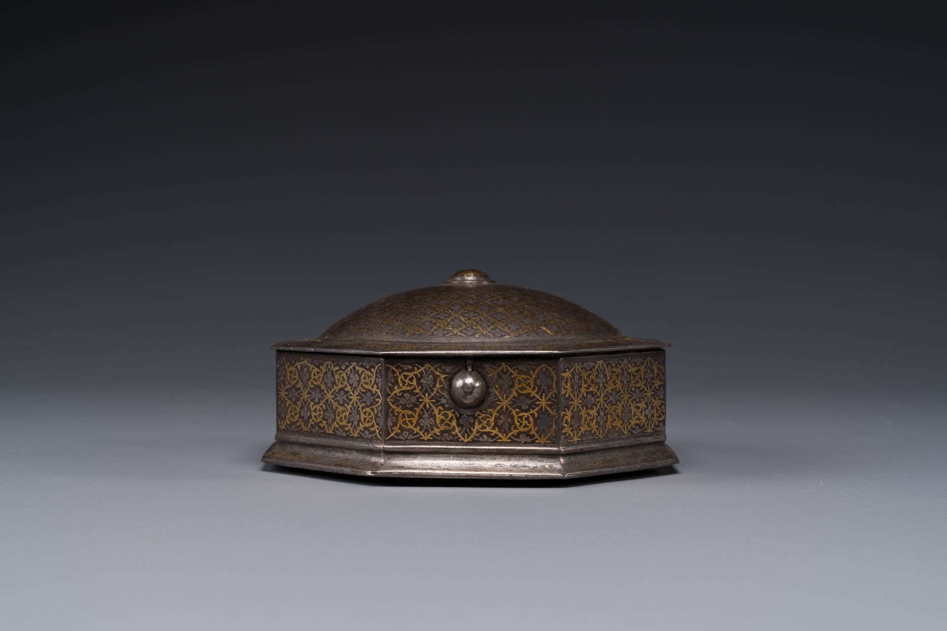 A Iranian octagonal parcel-gilt and silver inlaid box, 18/19th C. - Image 3 of 6