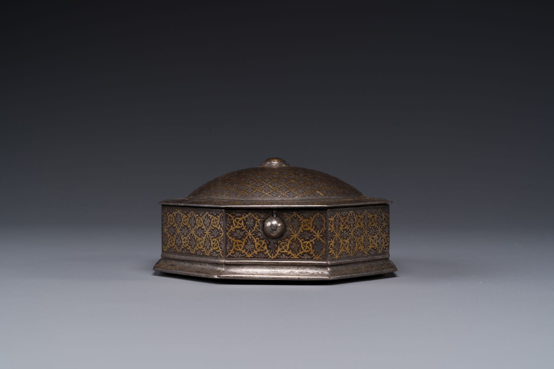 A Iranian octagonal parcel-gilt and silver inlaid box, 18/19th C. - Bild 3 aus 6