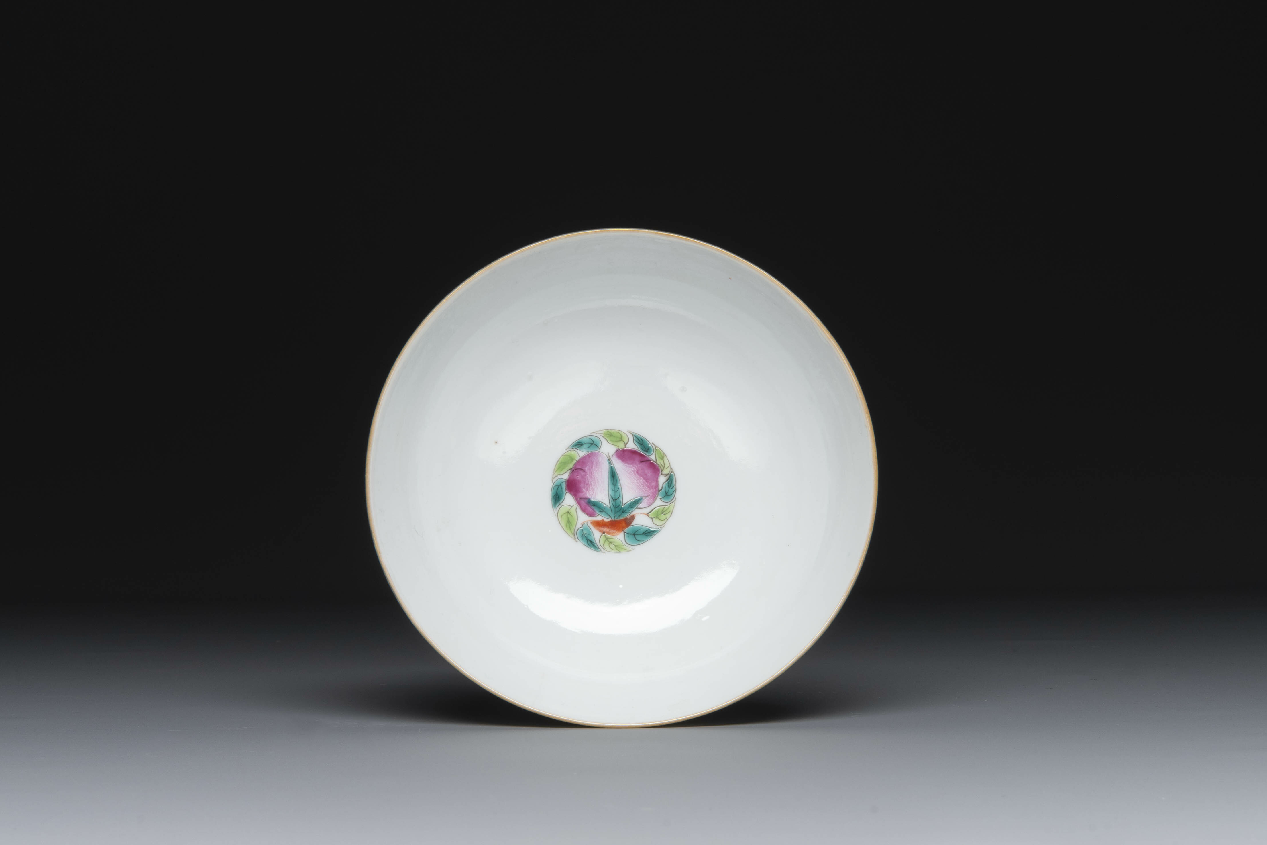 A varied collection of eight pieces of Chinese famille rose porcelain, 18/19th C. - Image 8 of 21