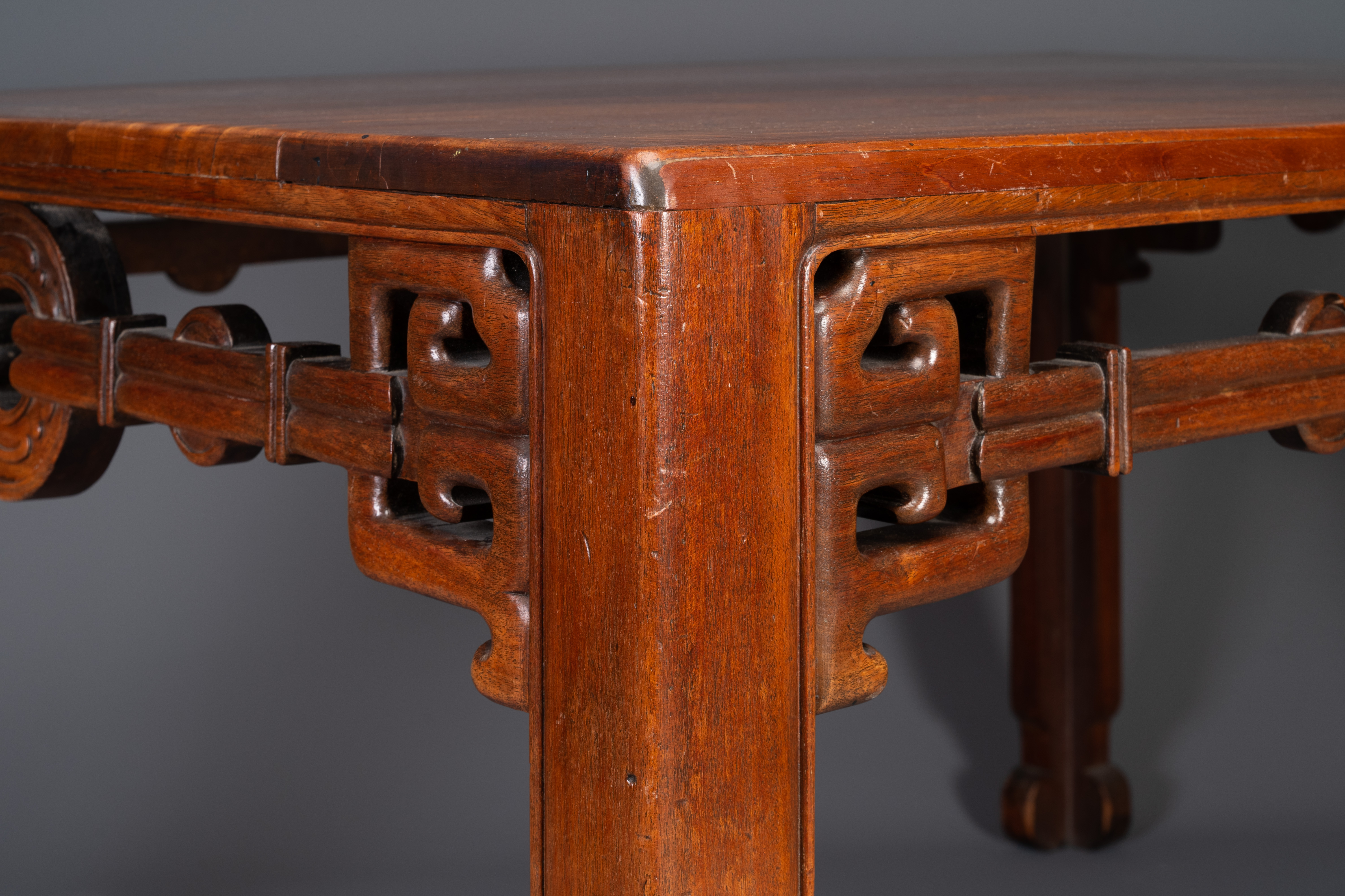 A large rectangular Chinese huanghuali wooden table, 19/20th C. - Image 8 of 10