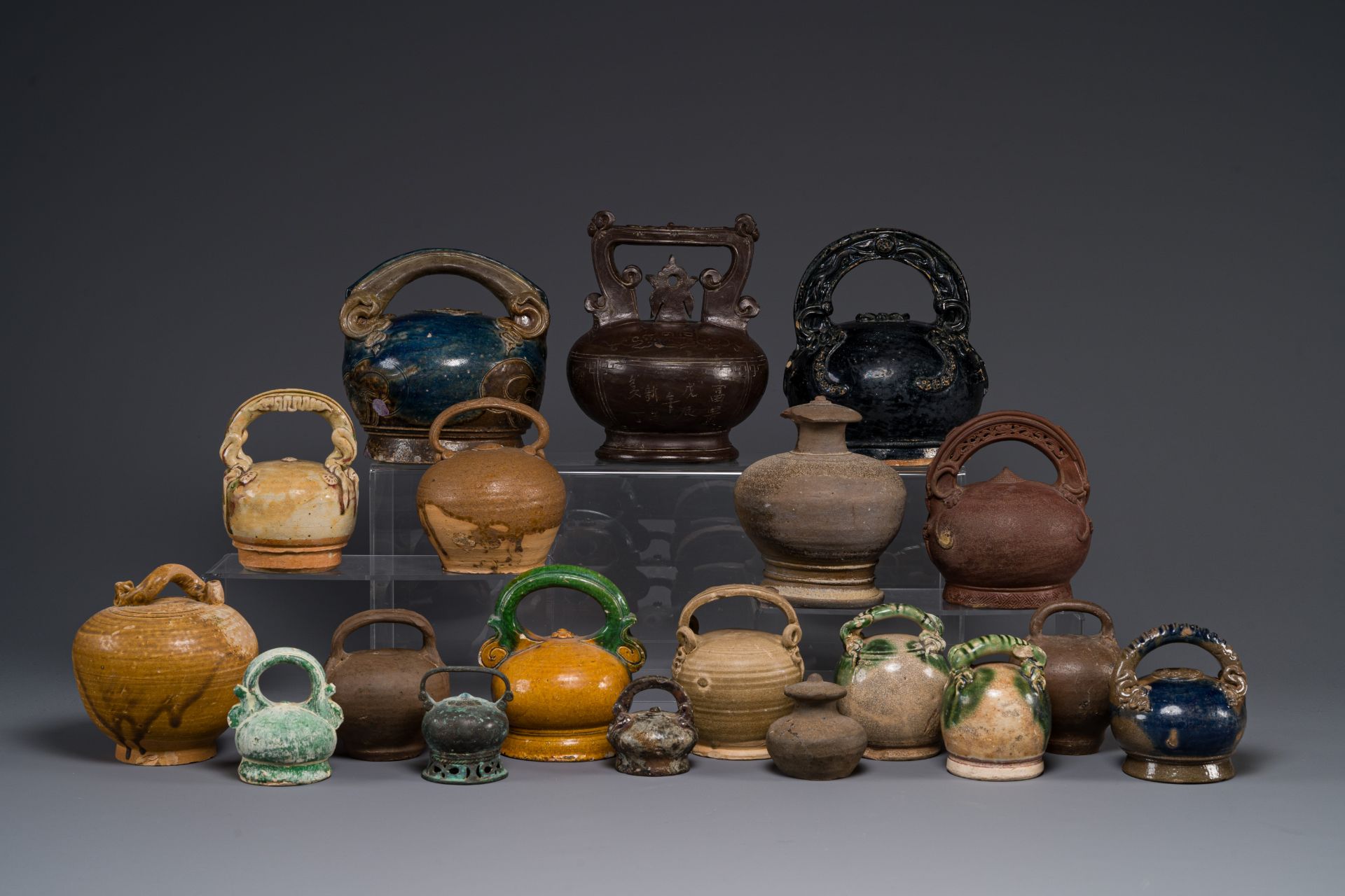 A large collection of nineteen Vietnamese stoneware lime pots, 14th C. and later - Bild 2 aus 2