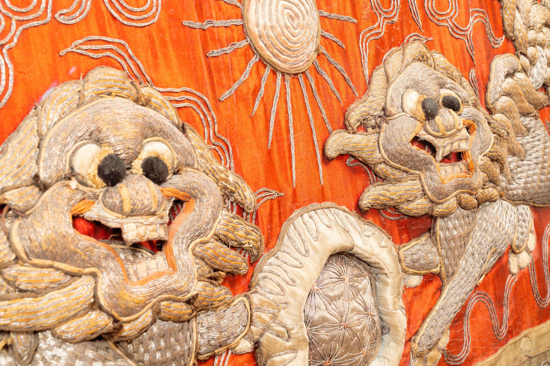 Two Chinese gold and silver-thread-embroidered silk cloths decorated with lions and Guandi, 19th C. - Bild 4 aus 8