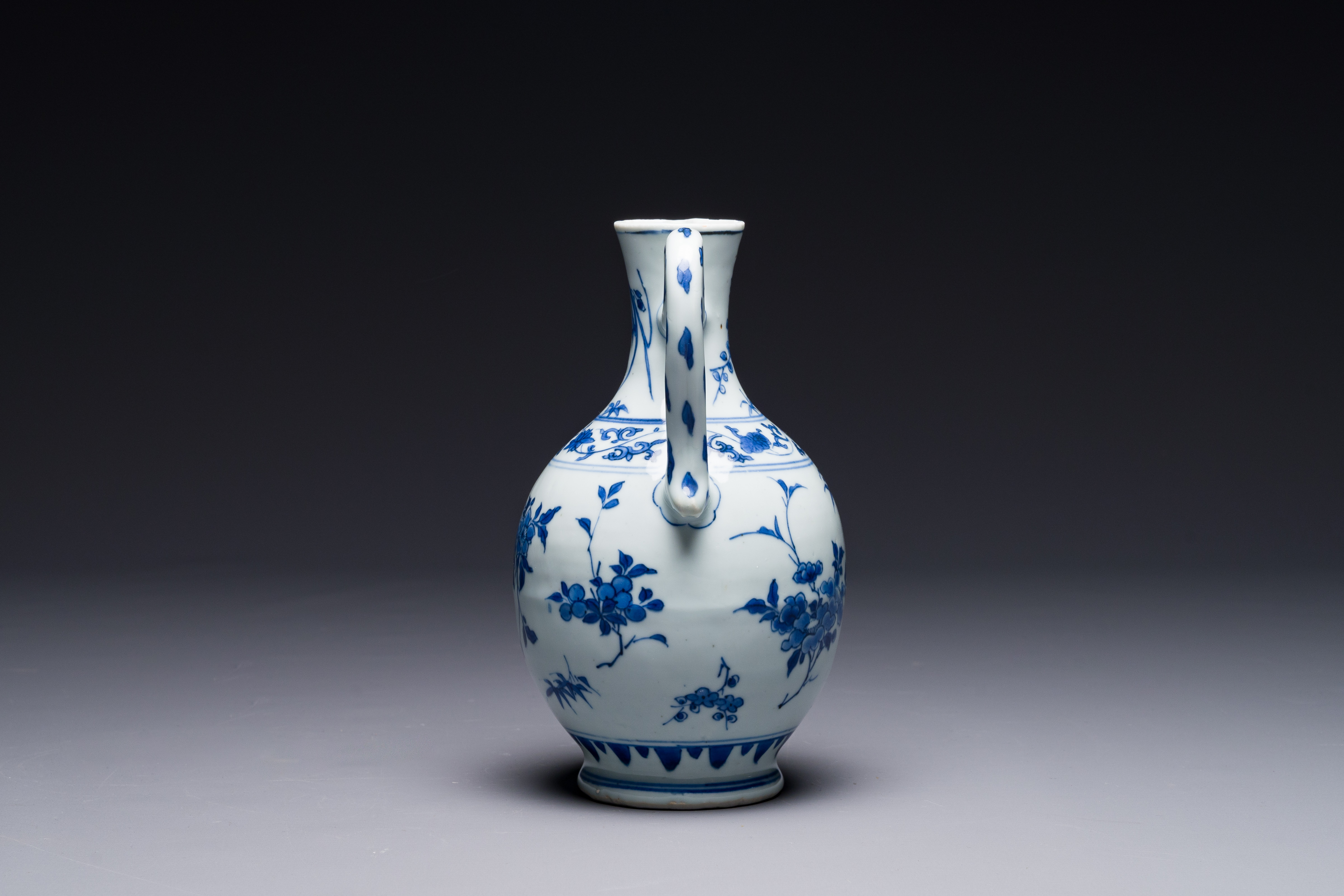 A Chinese blue and white ewer with floral design, Transitional period - Image 2 of 7