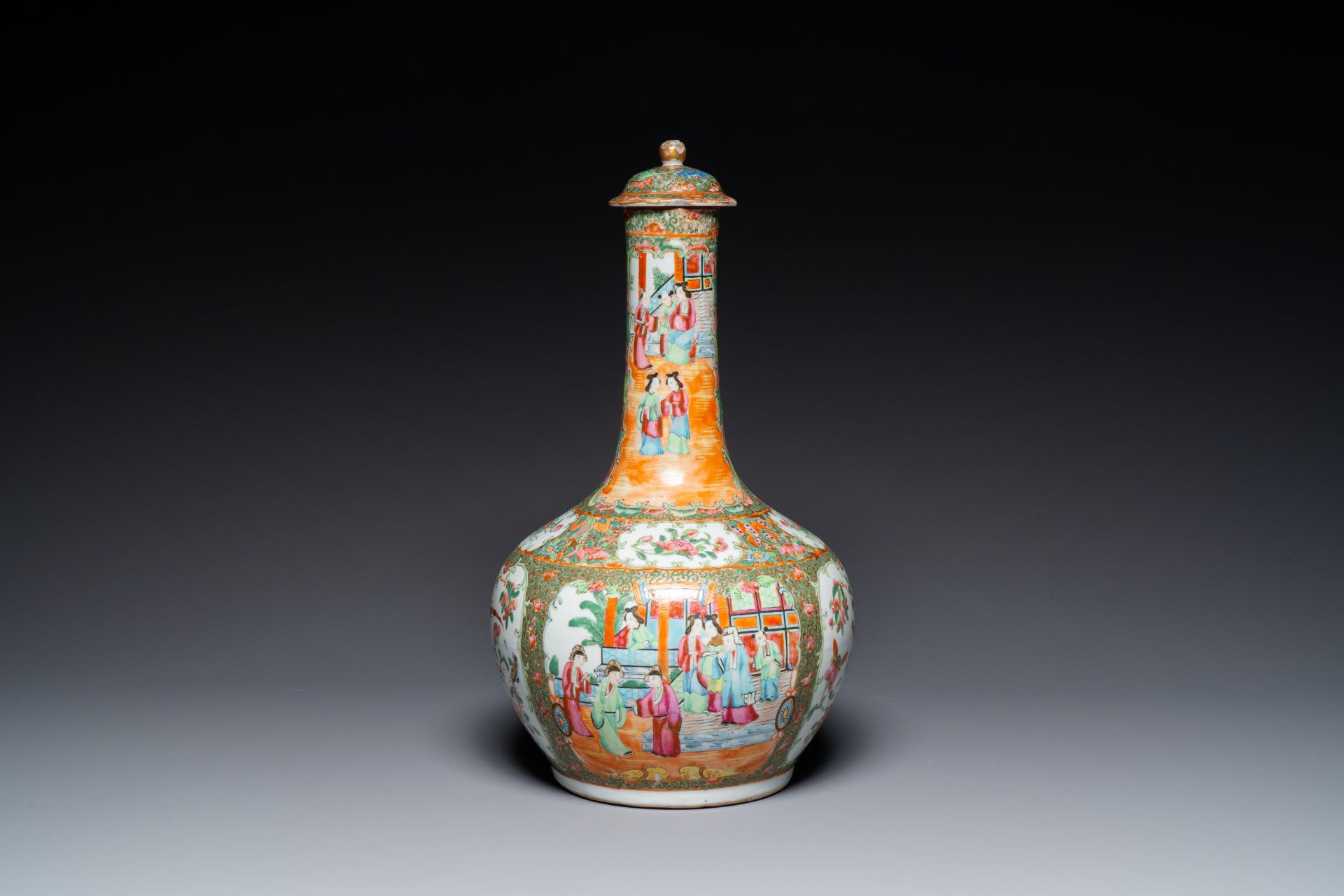 A Chinese Canton famille rose bowl and a covered bottle vase, 19th C. - Bild 4 aus 13