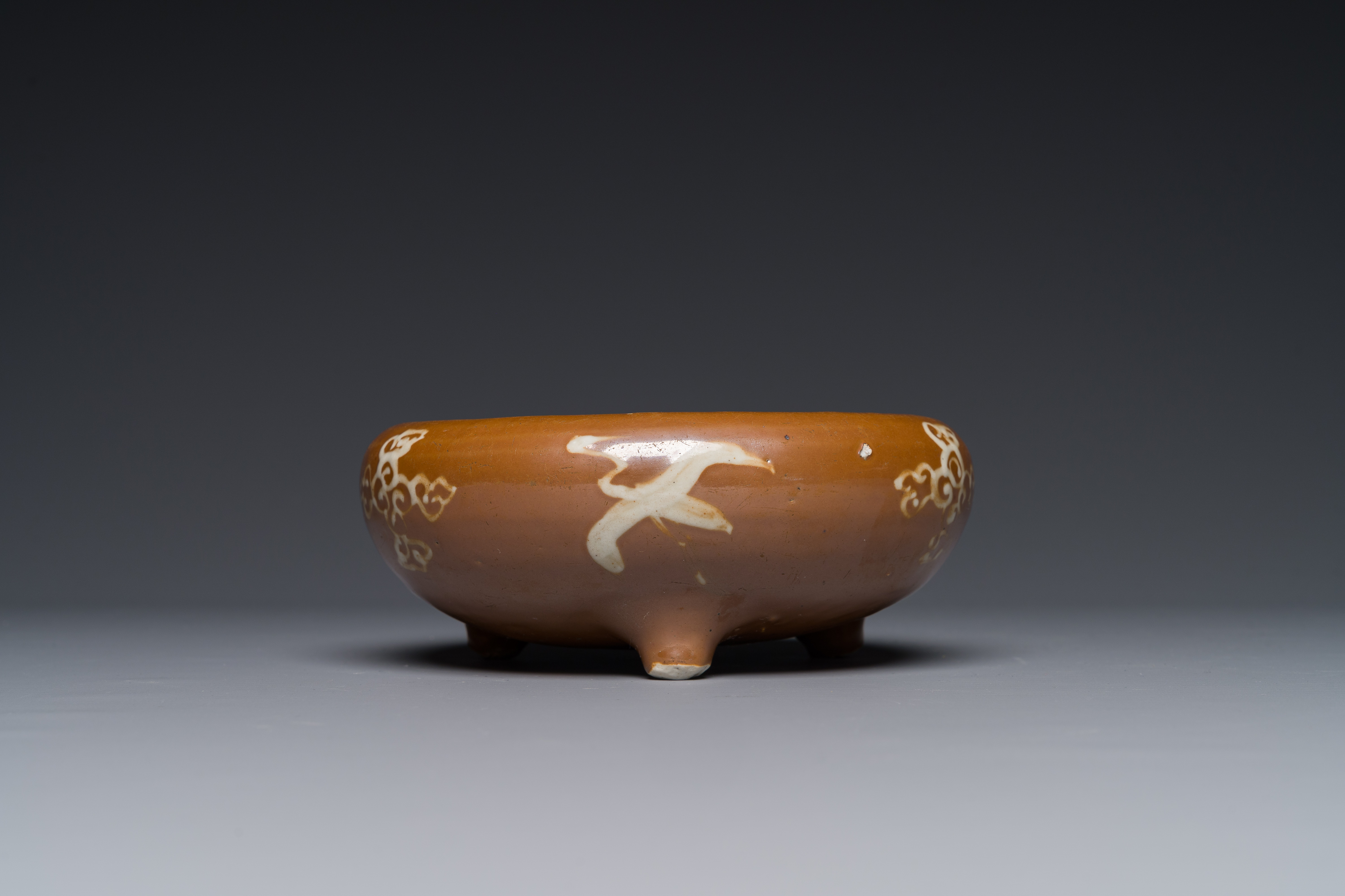 A rare Chinese Swatow slip-decorated brown-glazed tripod censer with cranes, Ming - Image 4 of 7