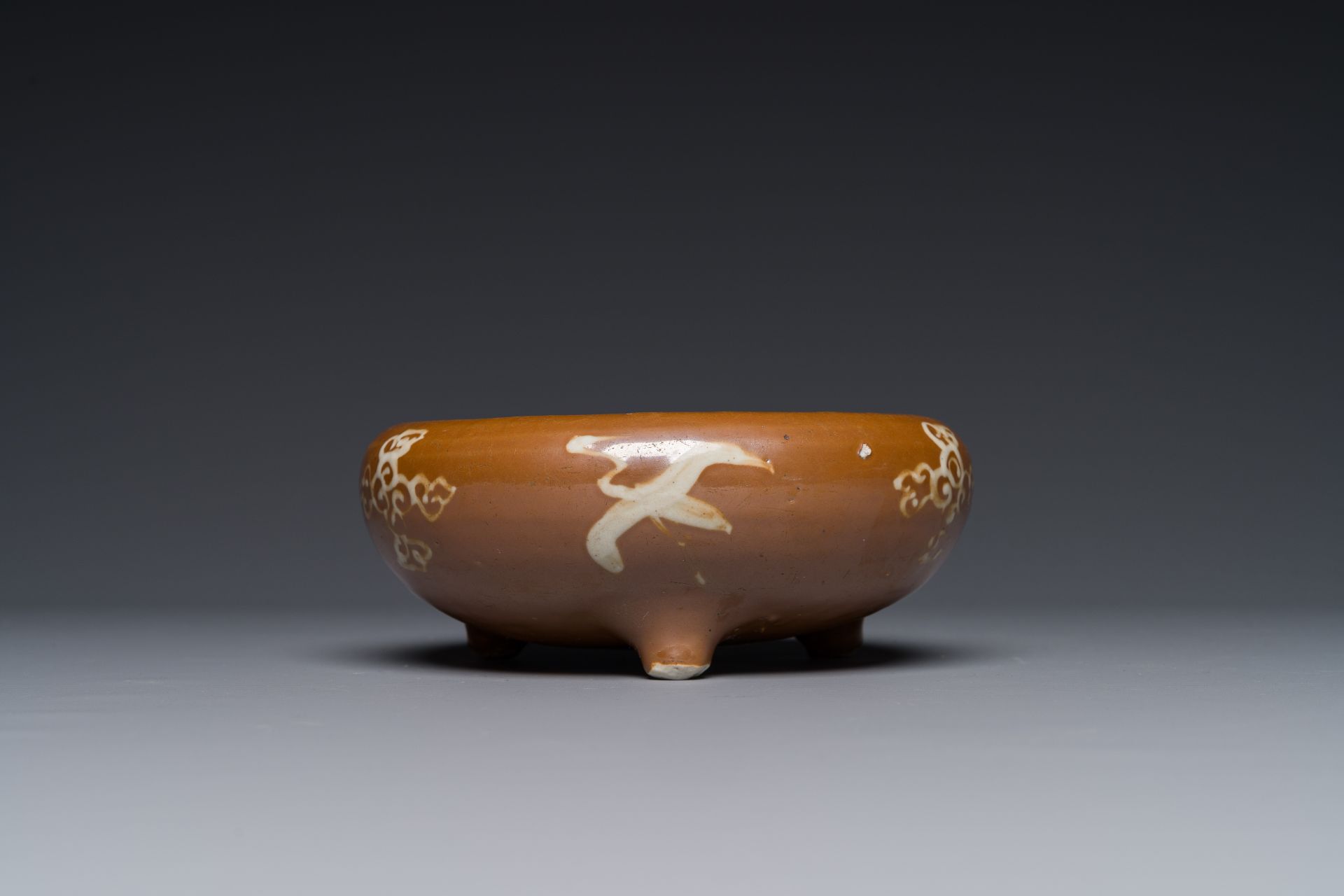 A rare Chinese Swatow slip-decorated brown-glazed tripod censer with cranes, Ming - Image 4 of 7