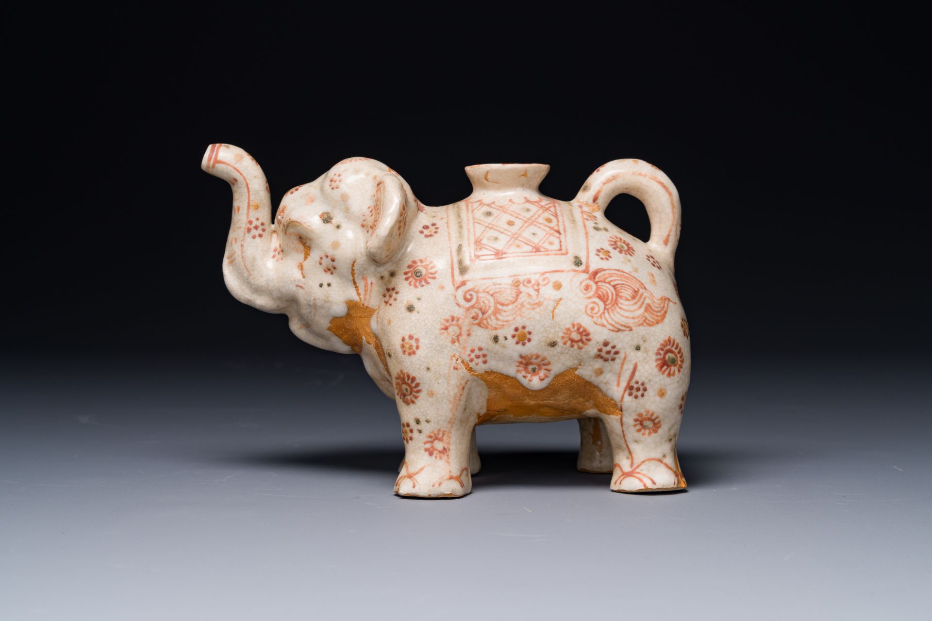 A rare Vietnamese polychrome painted stoneware elephant shaped jug, Le dynasty, 16th C. - Image 2 of 8