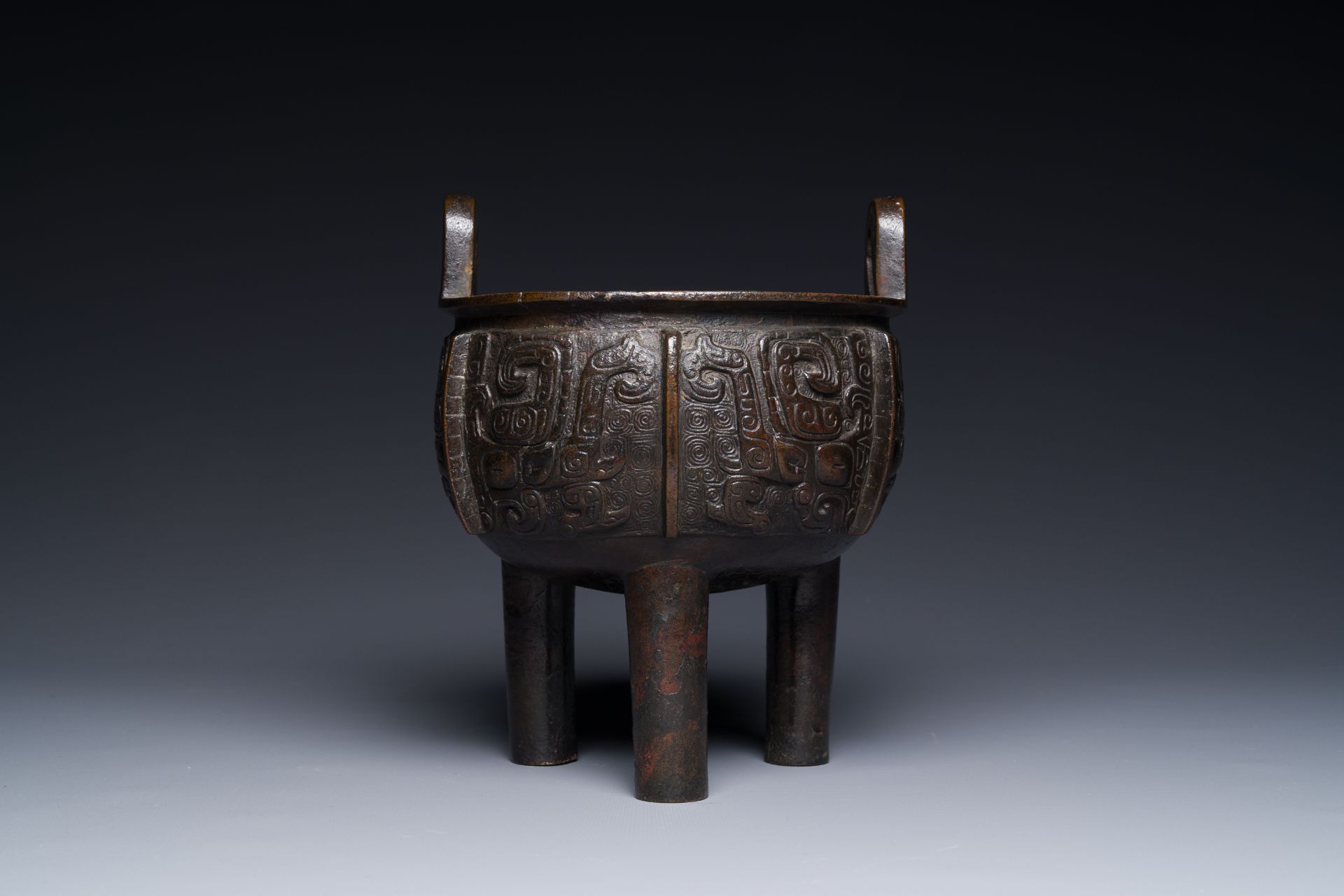 A Chinese archaistic bronze tripod censer on wooden stand, 'ding', Song/Ming - Bild 6 aus 21