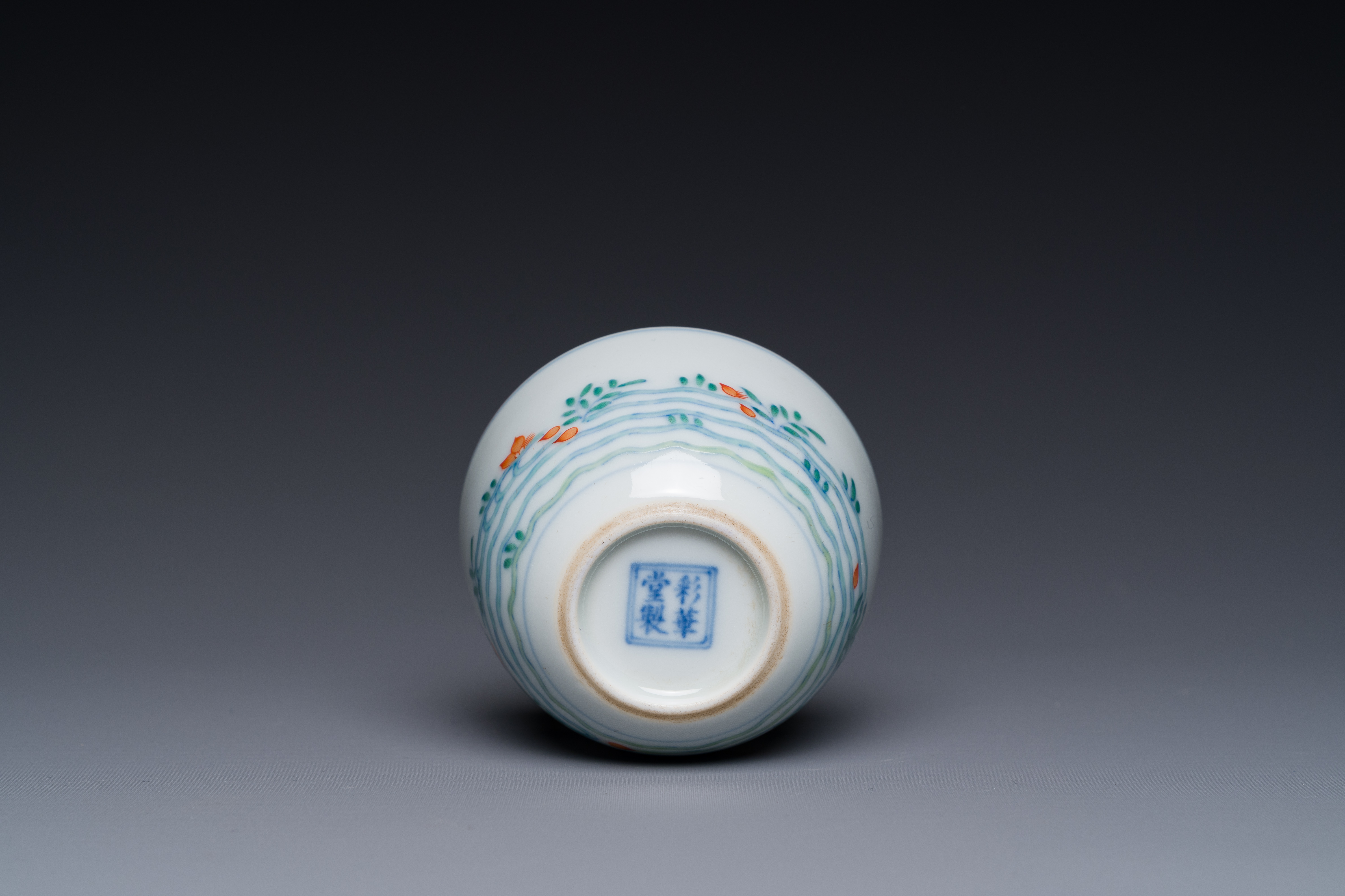 A Chinese doucai 'goldfish' cup, Cai Hua Tang Zhi å½©è¯å ‚è£½ mark, 18th C. - Image 7 of 7
