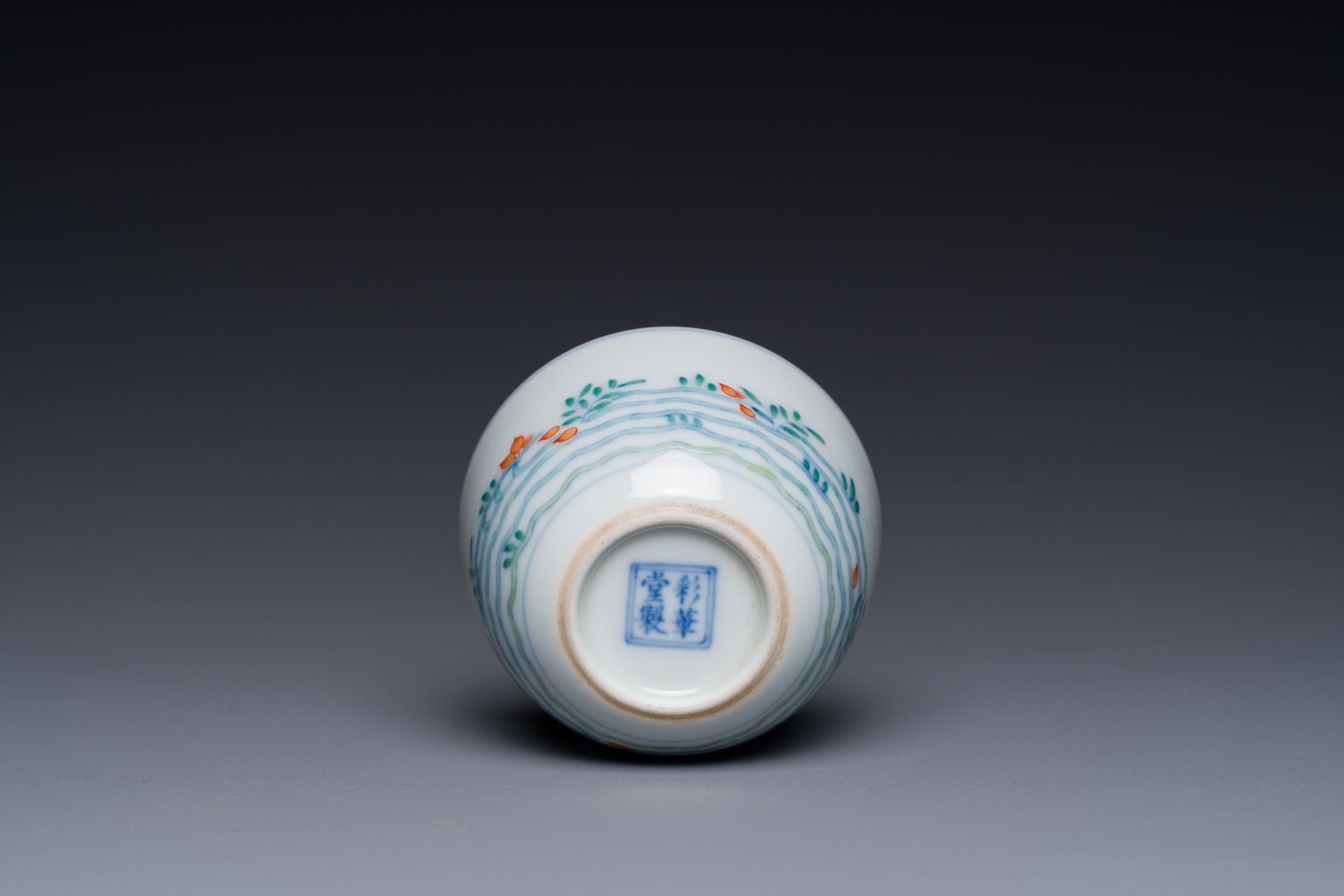 A Chinese doucai 'goldfish' cup, Cai Hua Tang Zhi å½©è¯å ‚è£½ mark, 18th C. - Bild 7 aus 7