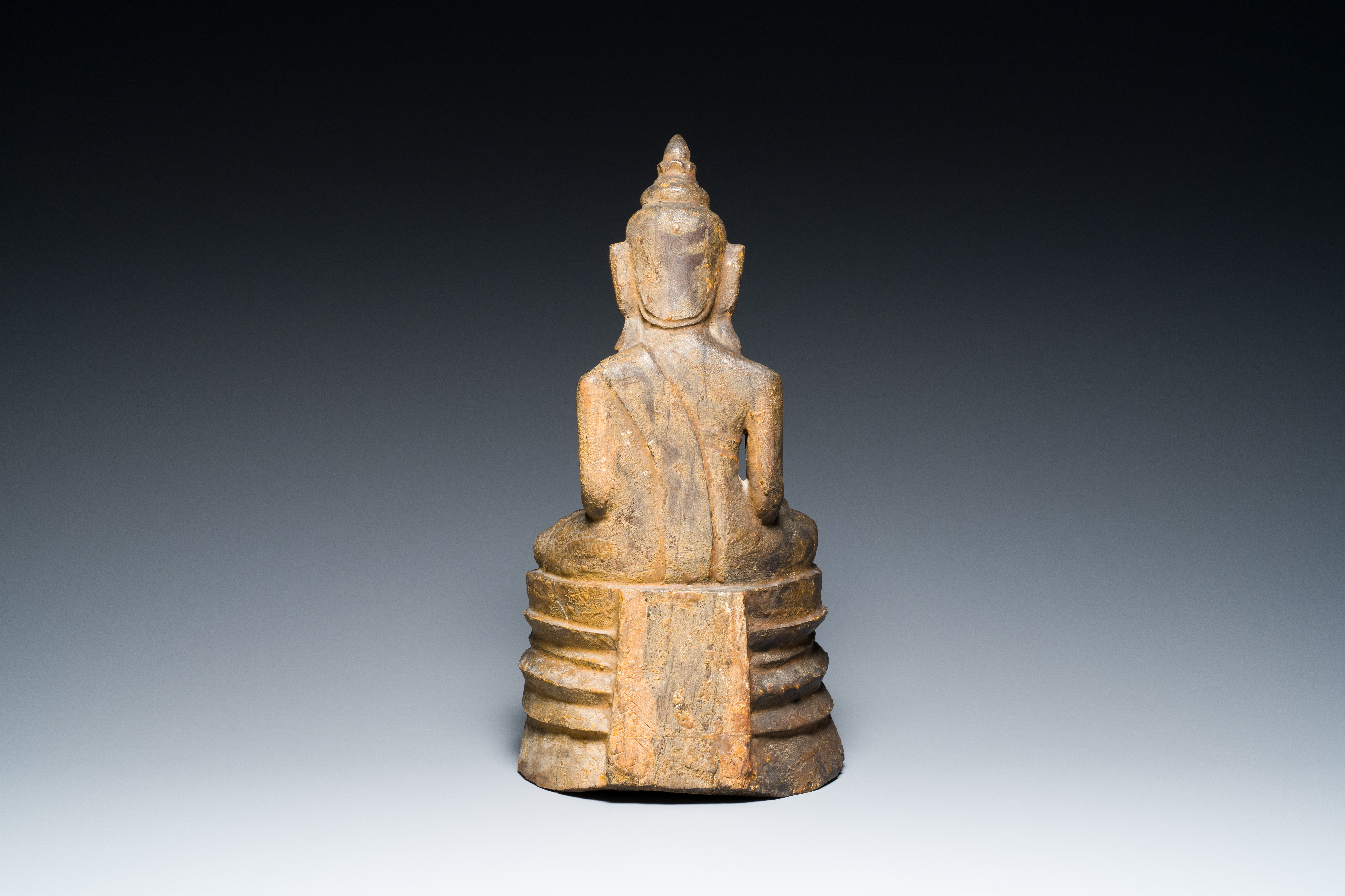 A Burmese partly gilt and lacquered teak wooden Buddha, Hanthawaddy Kingdom, 16th C. - Image 11 of 21