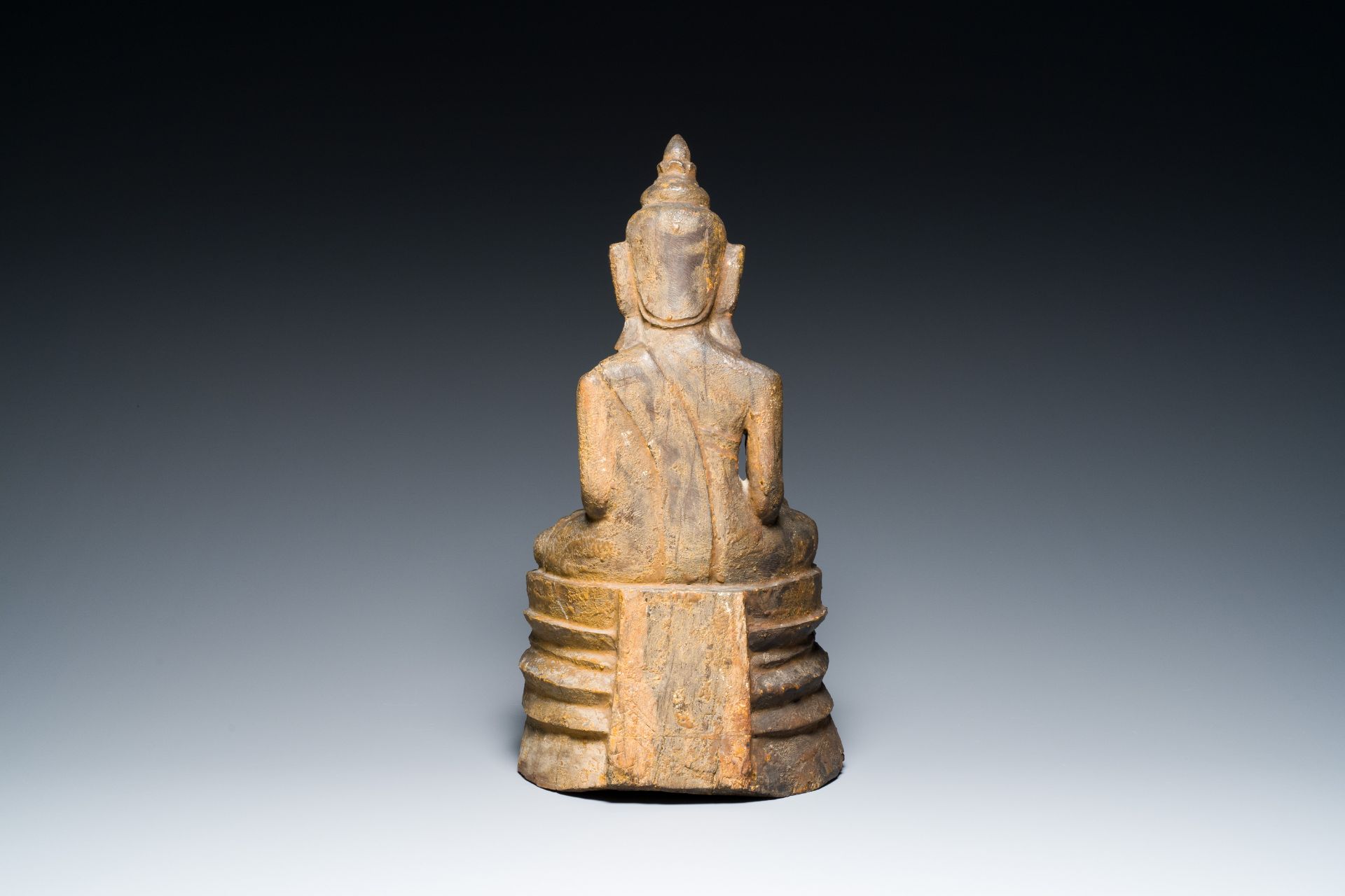 A Burmese partly gilt and lacquered teak wooden Buddha, Hanthawaddy Kingdom, 16th C. - Bild 11 aus 21