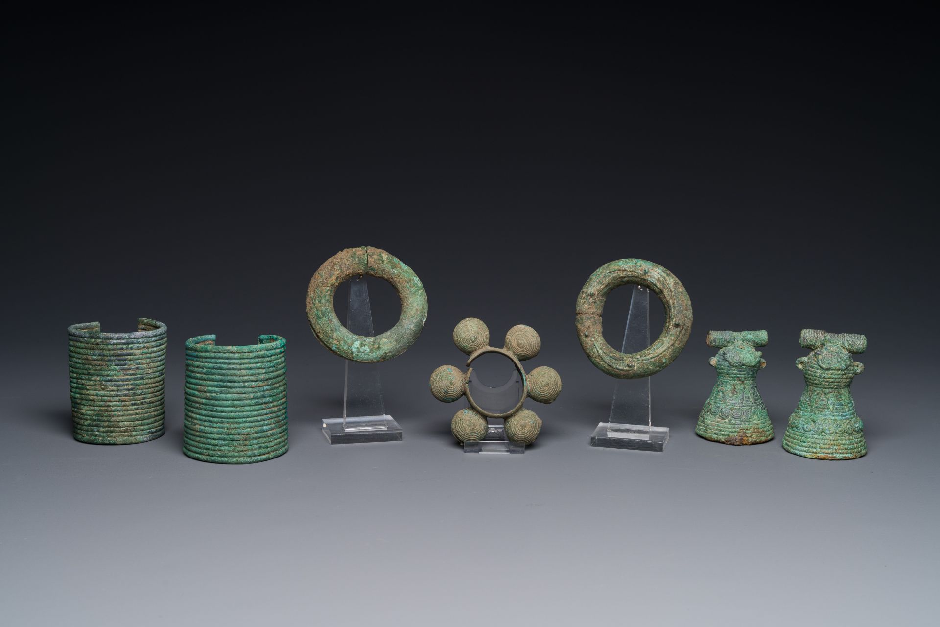 A collection of bronze bracelets and animal bells, Vietnam and Cambodia, 4th/1st C. B.C - Bild 8 aus 18