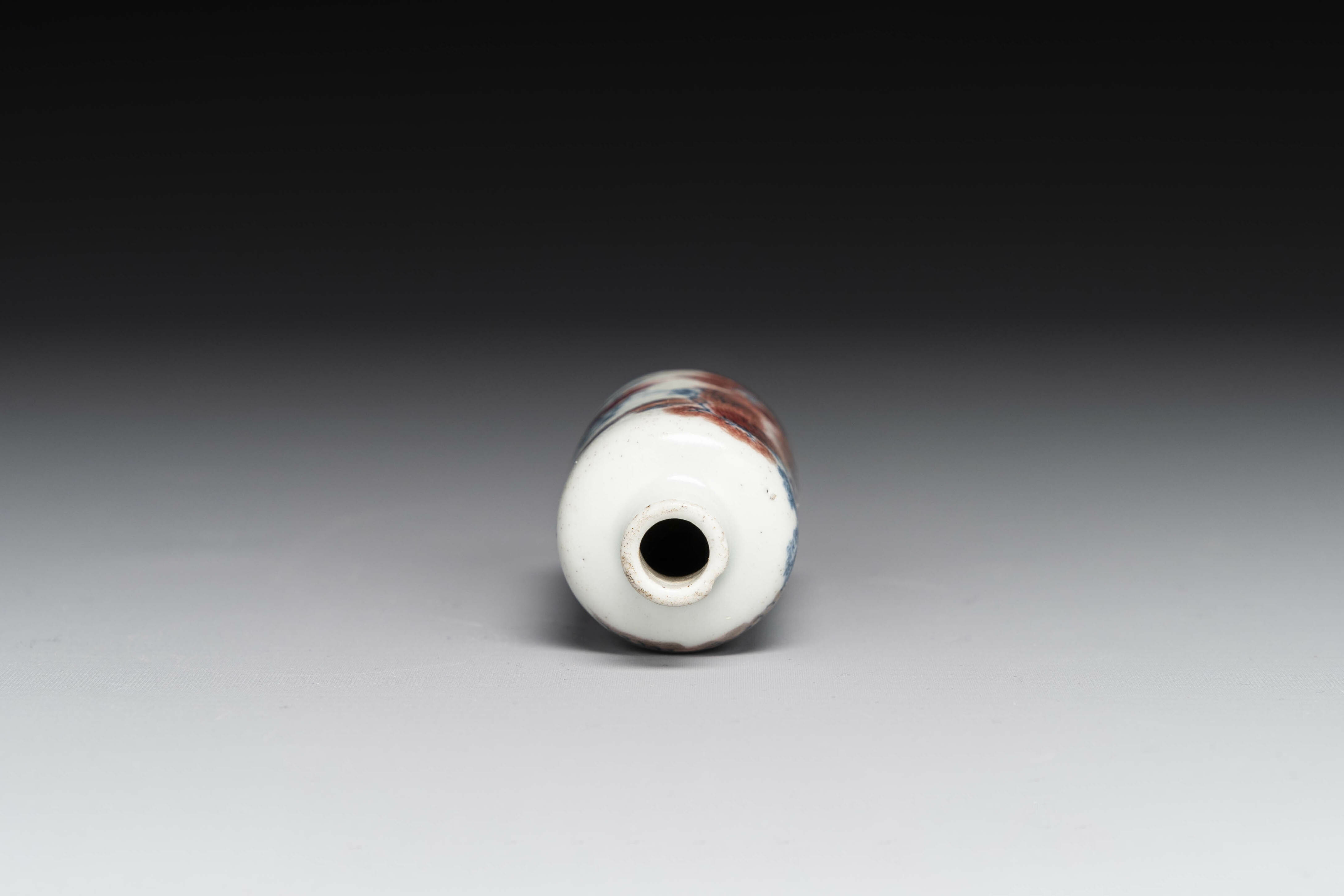 A Chinese blue, white and copper-red snuff bottle with inscription, 19th C. - Image 5 of 6