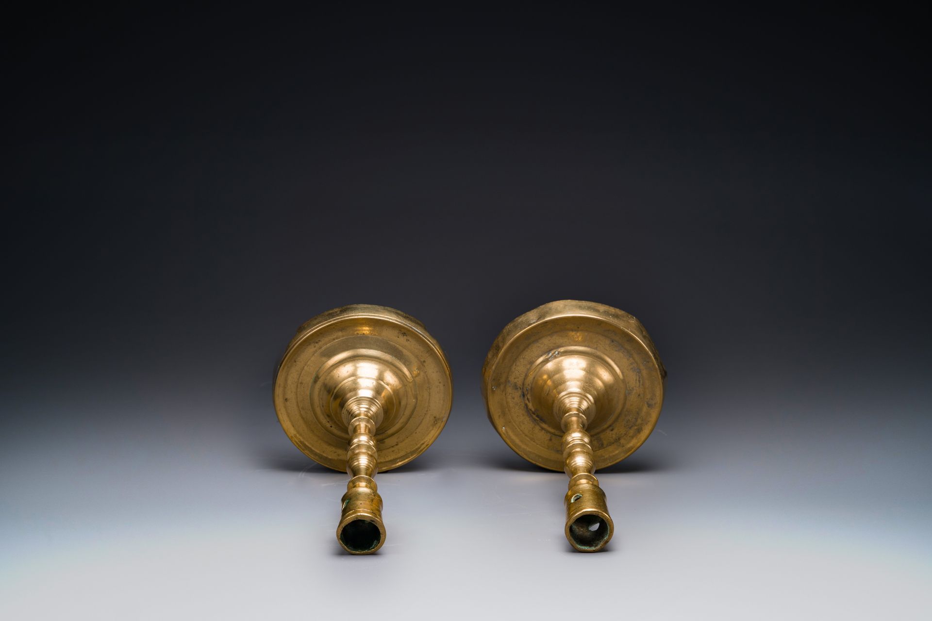 A pair of Flemish or Dutch knotted bronze candlesticks, 16th C. - Image 3 of 8