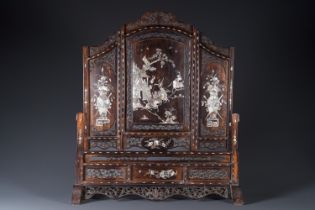 A Chinese mother-of-pearl-inlaid wooden 'Romance of the Three Kingdoms' screen, 19th C.