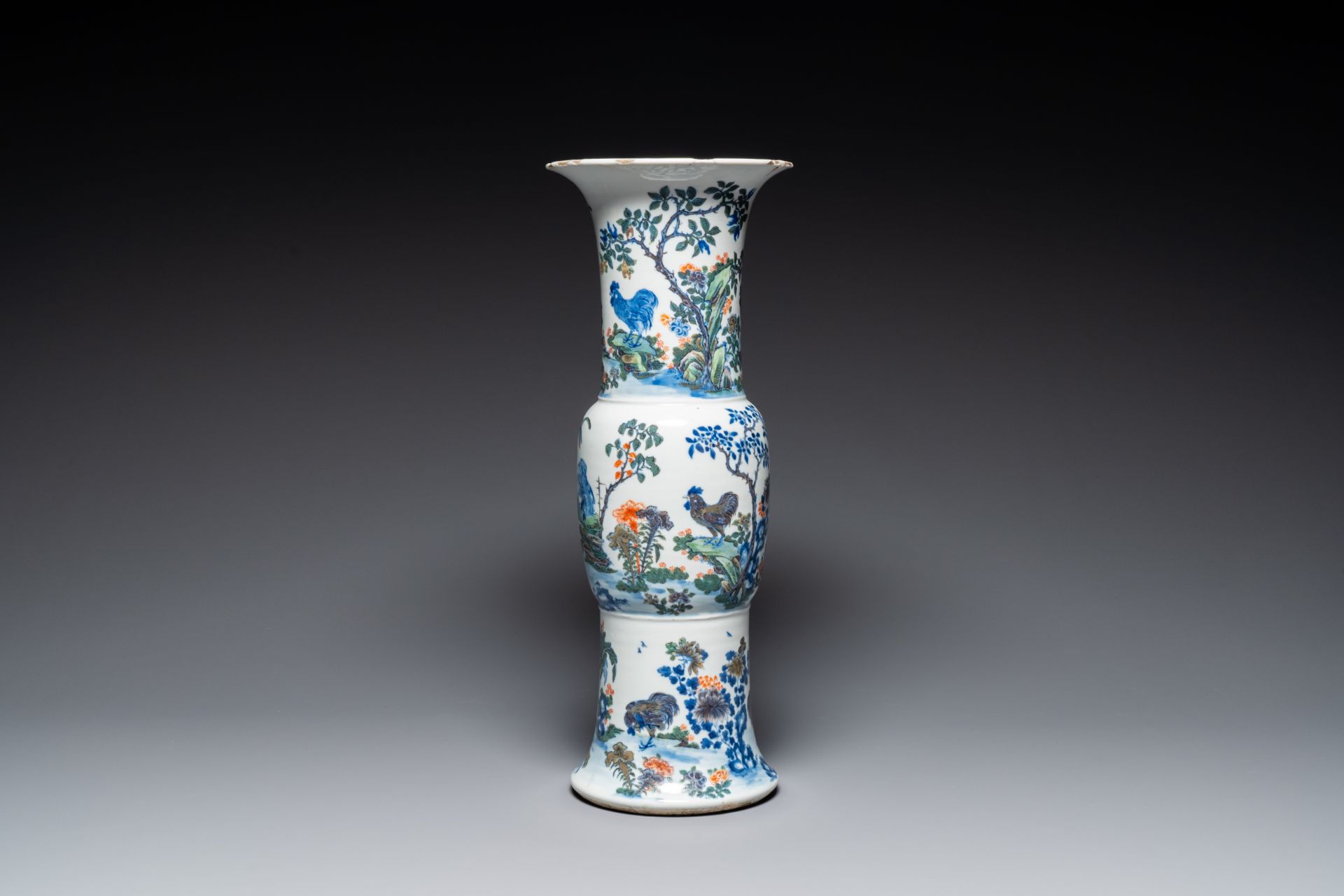 A Chinese doucai 'gu' vase with roosters, Qianlong mark, 19th C - Bild 2 aus 6