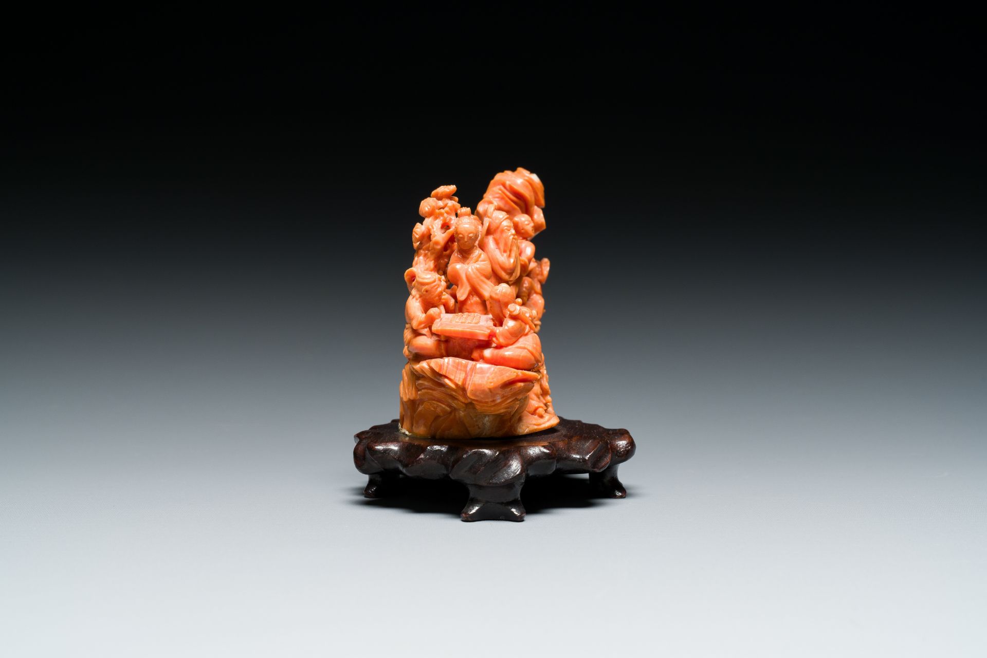 A Chinese red coral 'Eight Immortals' group on wooden stand, 19/20th C. - Bild 2 aus 14
