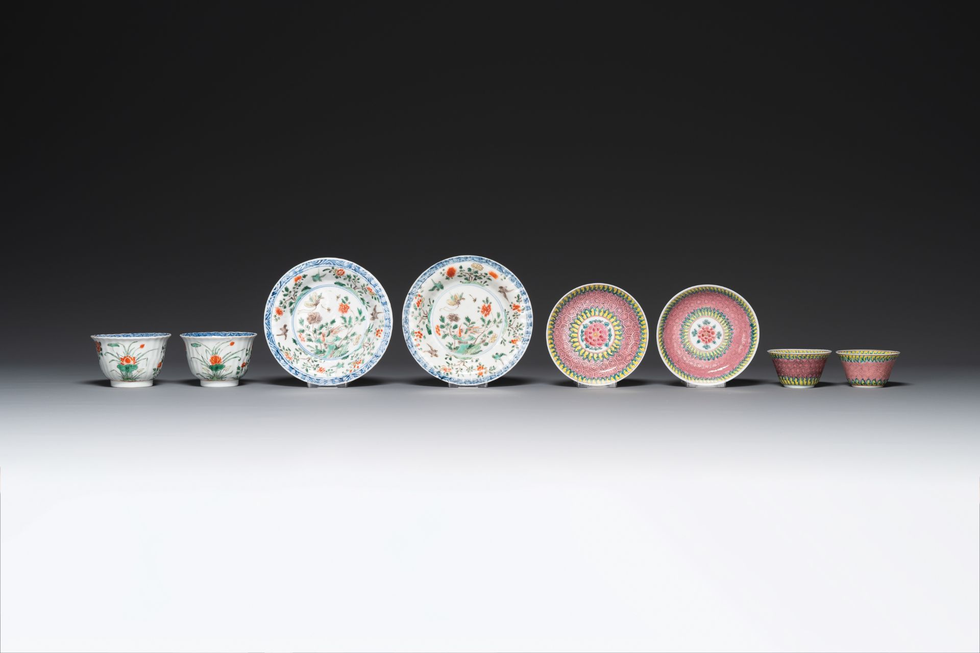 A pair of Chinese famille verte and a pair of famille rose cups and saucers, Kangxi/Yongzheng - Image 2 of 5