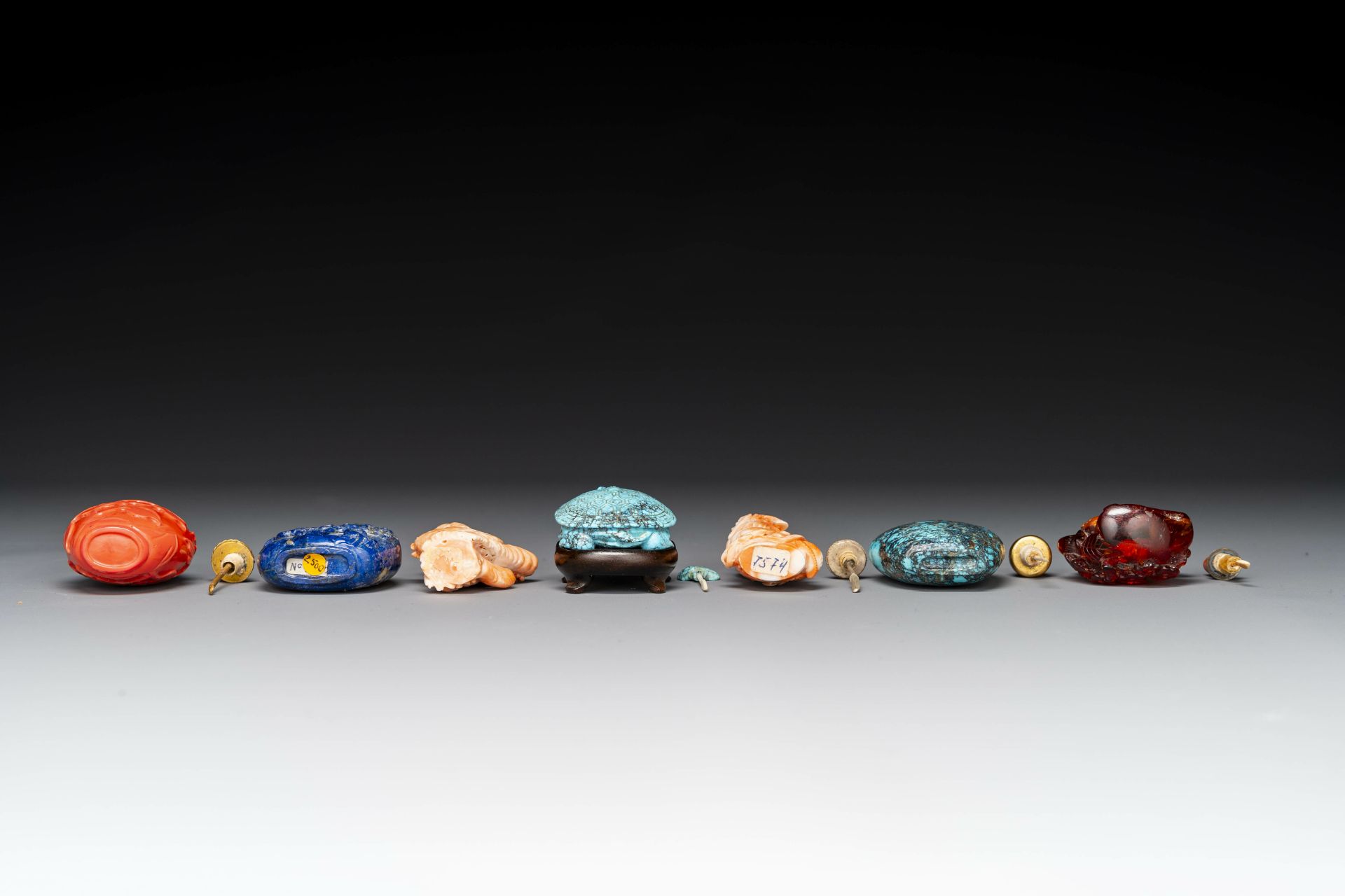Seven varied Chinese snuff bottles of precious stone, red coral, glass and amber, 19th C. - Image 7 of 7