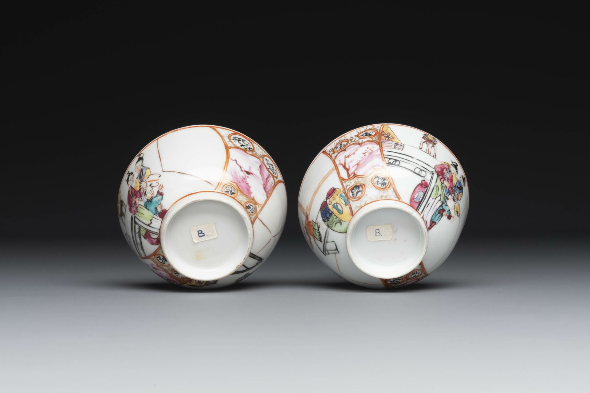A varied collection of Chinese famille rose and verte porcelain, 18/19th C. - Bild 11 aus 19