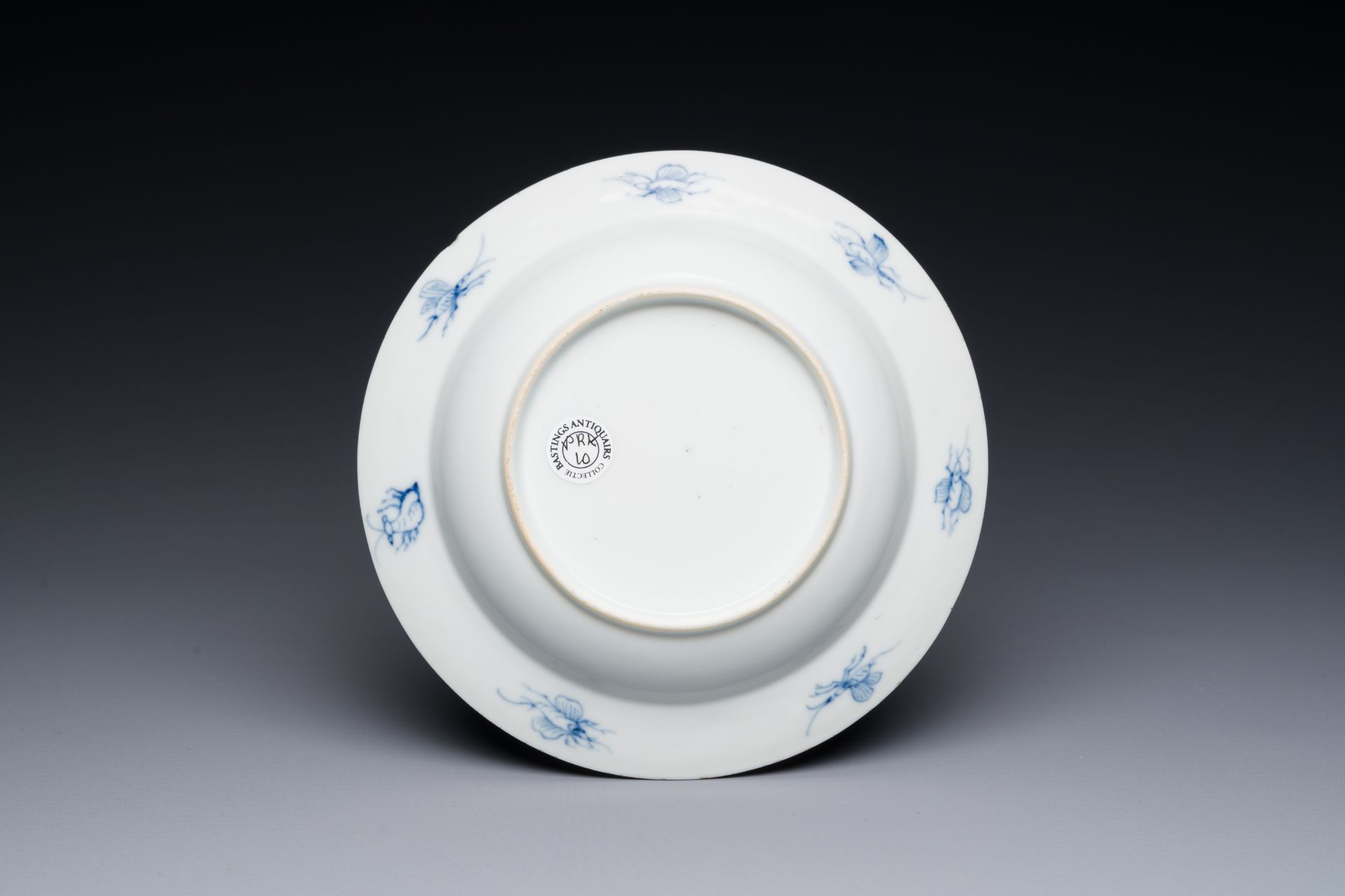 A Chinese blue and white plate with 'Parasol ladies' after Cornelis Pronk, Qianlong - Bild 2 aus 2