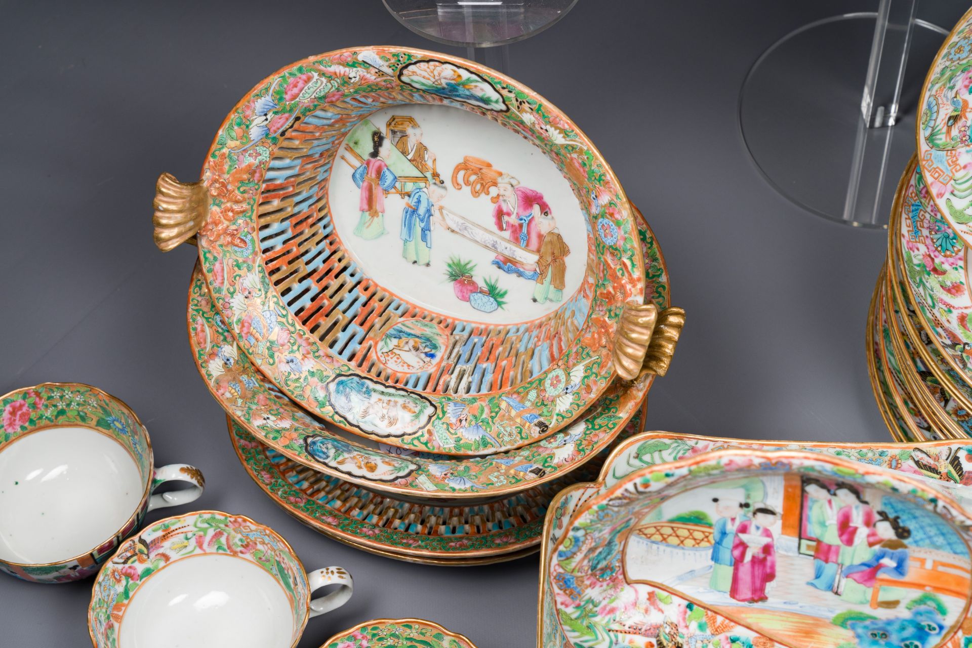 A very extensive Chinese Canton famille rose 81-piece dinner service, 19th C. - Image 10 of 11