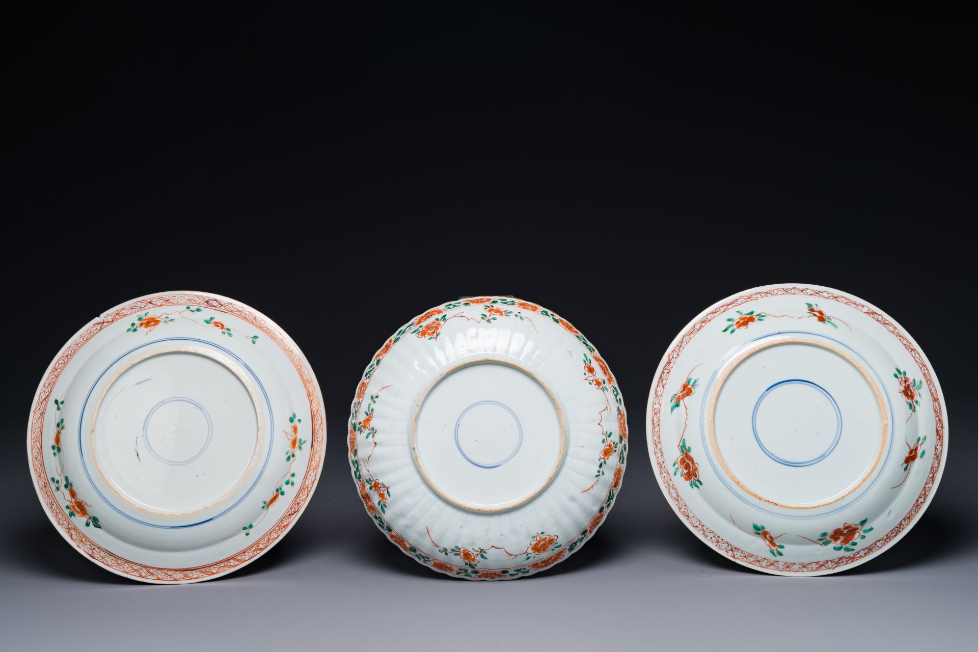 Three Chinese famille verte 'phoenix and peony' plates, Kangxi - Bild 2 aus 2